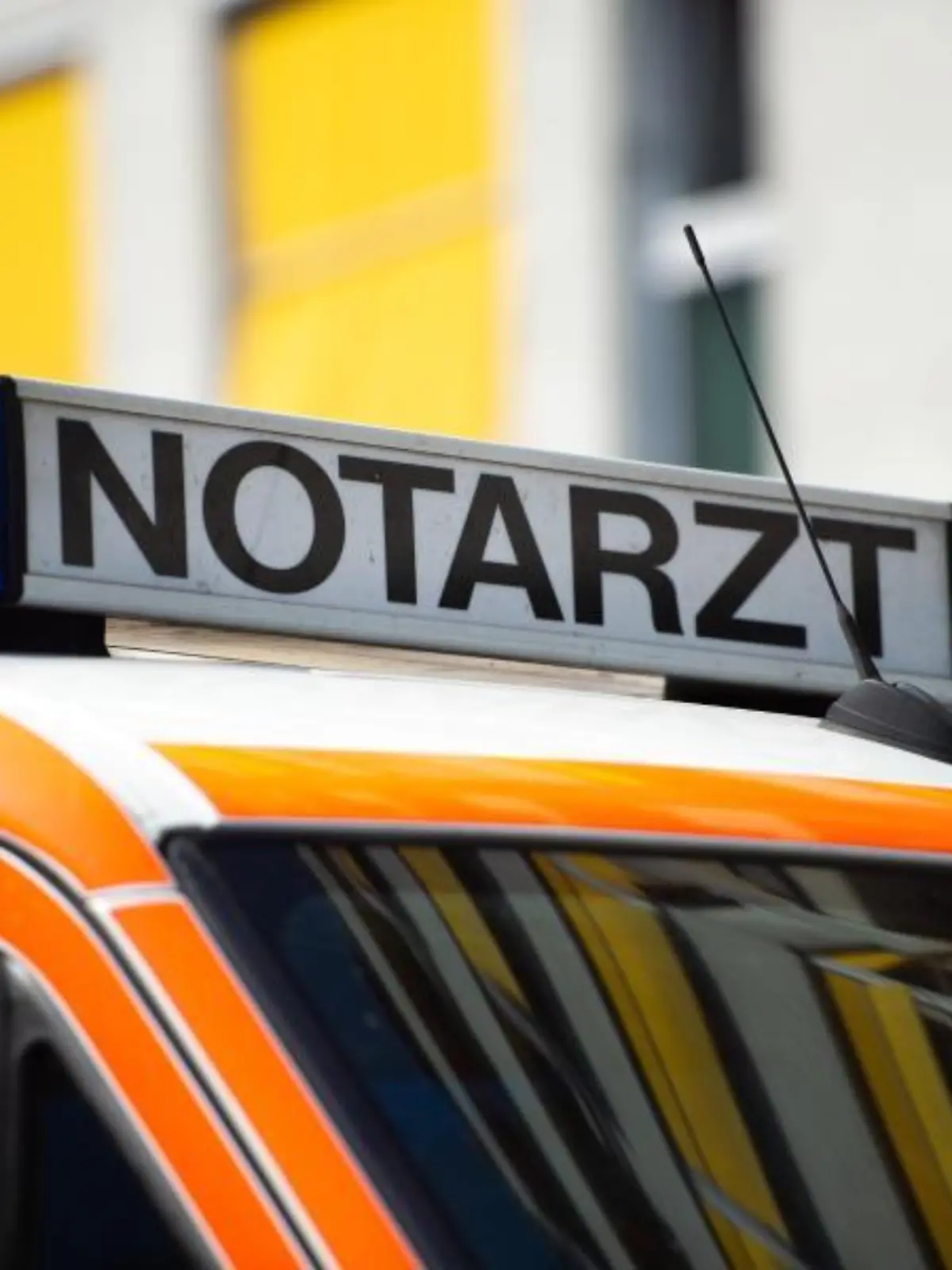 Der Schriftzug "Notarzt" steht auf einem Fahrzeug