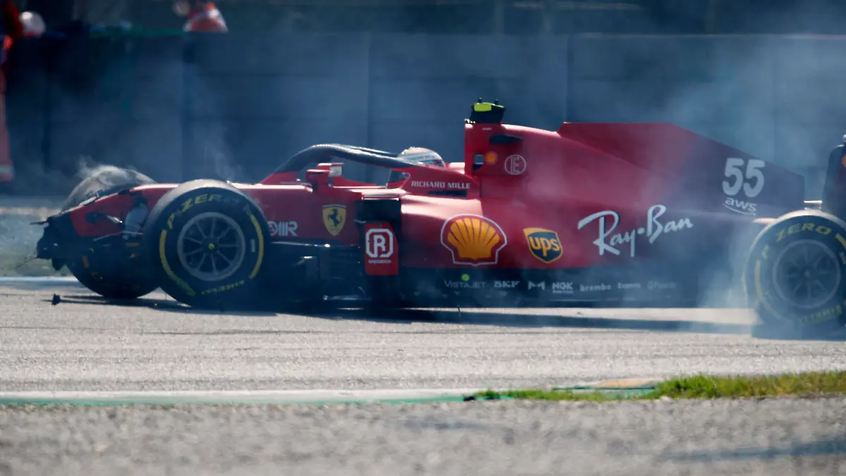 Formula 1 2021: Italian GP AUTODROMO NAZIONALE MONZA, ITALY - SEPTEMBER 11: Carlos Sainz, Ferrari SF21, crashes and causes a red flag during the Italian GP at Autodromo Nazionale Monza on Saturday September 11, 2021 in Monza, Italy. Photo by Zak Mauger / LAT Images Images PUBLICATIONxINxGERxSUIxAUTxHUNxONLY GP2114_102648_54I1867 