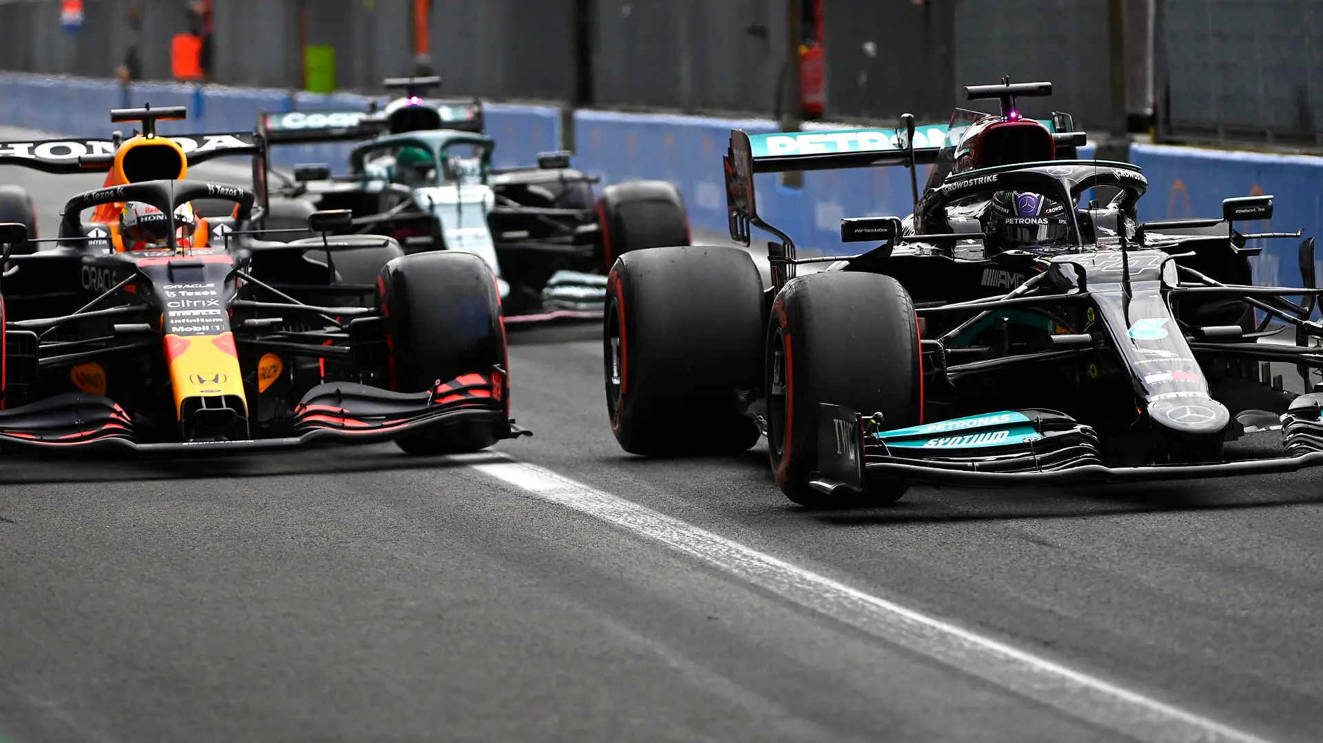 Formula 1 2021: Italian GP AUTODROMO NAZIONALE MONZA, ITALY - SEPTEMBER 10: Sir Lewis Hamilton, Mercedes W12, leads Max Verstappen, Red Bull Racing RB16B, in the pit lane during the Italian GP at Autodromo Nazionale Monza on Friday September 10, 2021 in Monza, Italy. Photo by Mark Sutton / Sutton Images Images PUBLICATIONxINxGERxSUIxAUTxHUNxONLY GP2114_163622_MS26546 