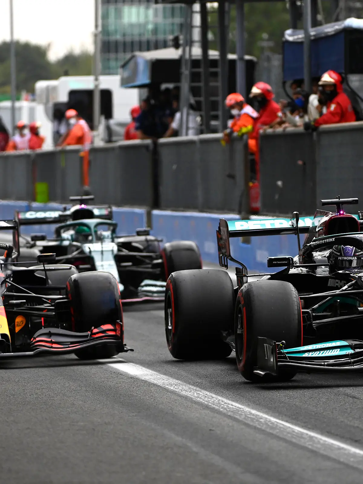 Formula 1 2021: Italian GP AUTODROMO NAZIONALE MONZA, ITALY - SEPTEMBER 10: Sir Lewis Hamilton, Mercedes W12, leads Max Verstappen, Red Bull Racing RB16B, in the pit lane during the Italian GP at Autodromo Nazionale Monza on Friday September 10, 2021 in Monza, Italy. Photo by Mark Sutton / Sutton Images Images PUBLICATIONxINxGERxSUIxAUTxHUNxONLY GP2114_163622_MS26546 