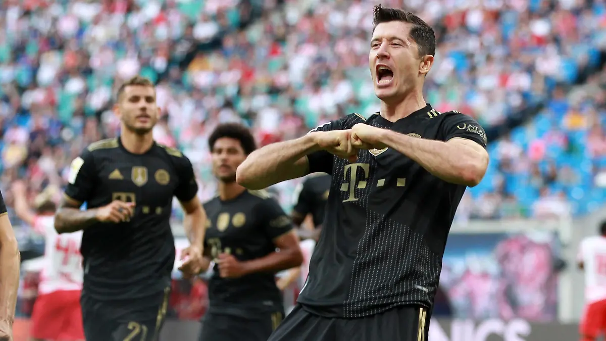 GER, 1. FBL, RasenBallsport Leipzig vs FC Bayern München 11.09.2021, Leipzig, Red Bull Arena, GER, 1.FBL, Saison 2021/ 2022, 04. Spieltag, RasenBallsport Leipzig vs Fc Bayern München im Bild Torjubel Robert Lewandowski Bayern nach dem Tor zum 0:1 per Elfmeter DFL regulations prohibit any use of photographs as image sequences and/or quasi-video *** GER, 1 FBL, RasenBallsport Leipzig vs FC Bayern Munich 11 09 2021, Leipzig, Red Bull Arena, GER, 1 FBL, Saison 2021 2022, 04 Spieltag, RasenBallsport Leipzig vs Fc Bayern Munich im Bild Torjubel Robert Lewandowski Bayern nach dem Tor zum 0 1 per Elfmeter DFL regulations prohibit any use of photographs as image sequences and or quasi video