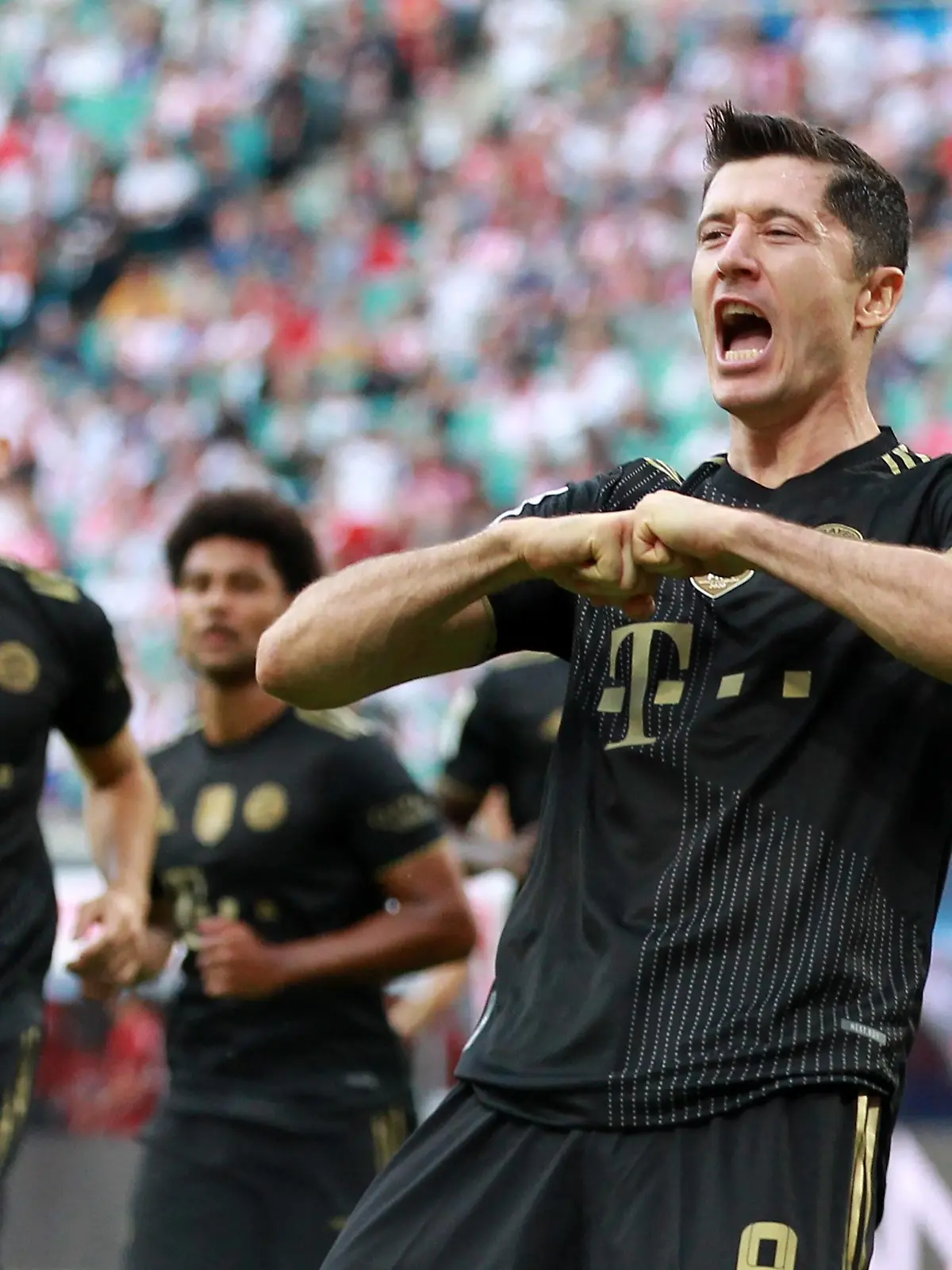  GER, 1. FBL, RasenBallsport Leipzig vs FC Bayern München 11.09.2021, Leipzig, Red Bull Arena, GER, 1.FBL, Saison 2021/ 2022, 04. Spieltag, RasenBallsport Leipzig vs Fc Bayern München im Bild Torjubel Robert Lewandowski Bayern nach dem Tor zum 0:1 per Elfmeter DFL regulations prohibit any use of photographs as image sequences and/or quasi-video *** GER, 1 FBL, RasenBallsport Leipzig vs FC Bayern Munich 11 09 2021, Leipzig, Red Bull Arena, GER, 1 FBL, Saison 2021 2022, 04 Spieltag, RasenBallsport Leipzig vs Fc Bayern Munich im Bild Torjubel Robert Lewandowski Bayern nach dem Tor zum 0 1 per Elfmeter DFL regulations prohibit any use of photographs as image sequences and or quasi video