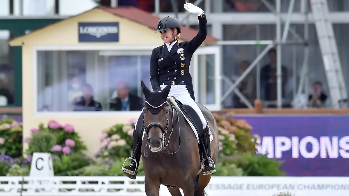 FEI Dressage European Championship, EM, Europameisterschaft Hagen 2021 am 11.09.2021 auf dem Hof Kasselamnn in Hagen a.T.W. Jessica von Bredow-Werndl GER jubelt nach dem Grand Prix Freestyle Individual Competition *** FEI Dressage European Championship Hagen 2021 on 11 09 2021 at Hof Kasselamnn in Hagen a T W Jessica von Bredow Werndl GER cheers after the Grand Prix Freestyle Individual Competition MT 