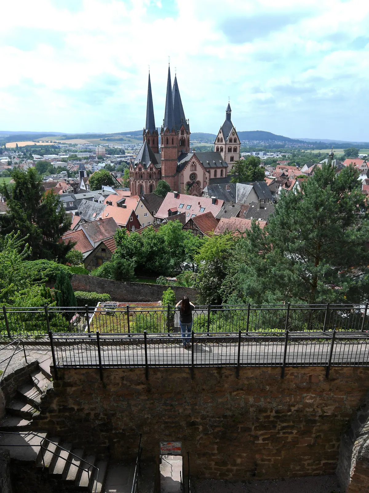 Blick von der Burgruine der ehemaligen Kaiserpfalz am 23.06.2017 auf die evangelische Marienkirche (erbaut 1170-1250) in Gelnhausen (Main-Kinzig-Kreis, Hessen). Foto: Arne Dedert/dpa +++(c) dpa - Bildfunk+++