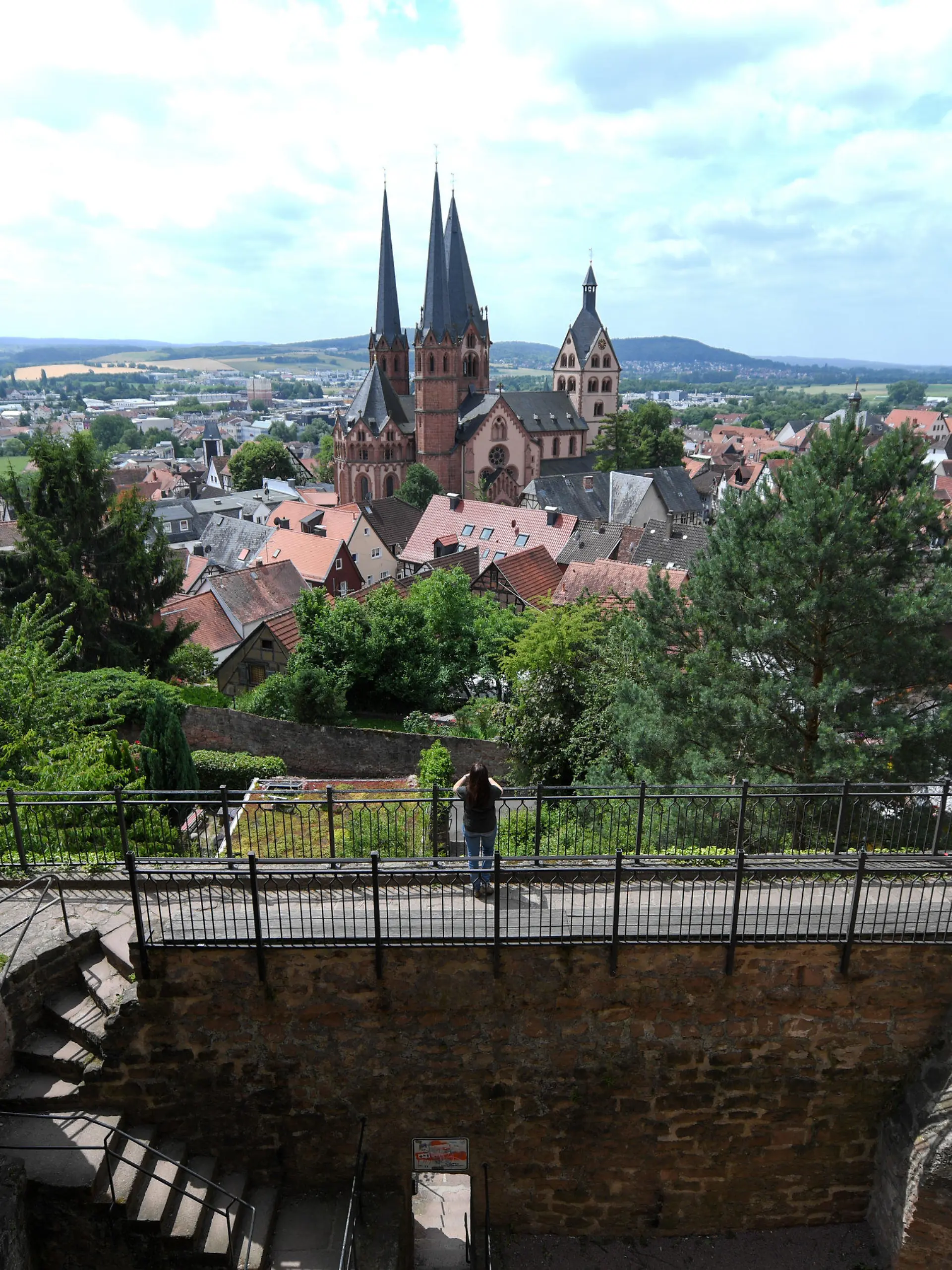 Blick von der Burgruine der ehemaligen Kaiserpfalz am 23.06.2017 auf die evangelische Marienkirche (erbaut 1170-1250) in Gelnhausen (Main-Kinzig-Kreis, Hessen). Foto: Arne Dedert/dpa +++(c) dpa - Bildfunk+++