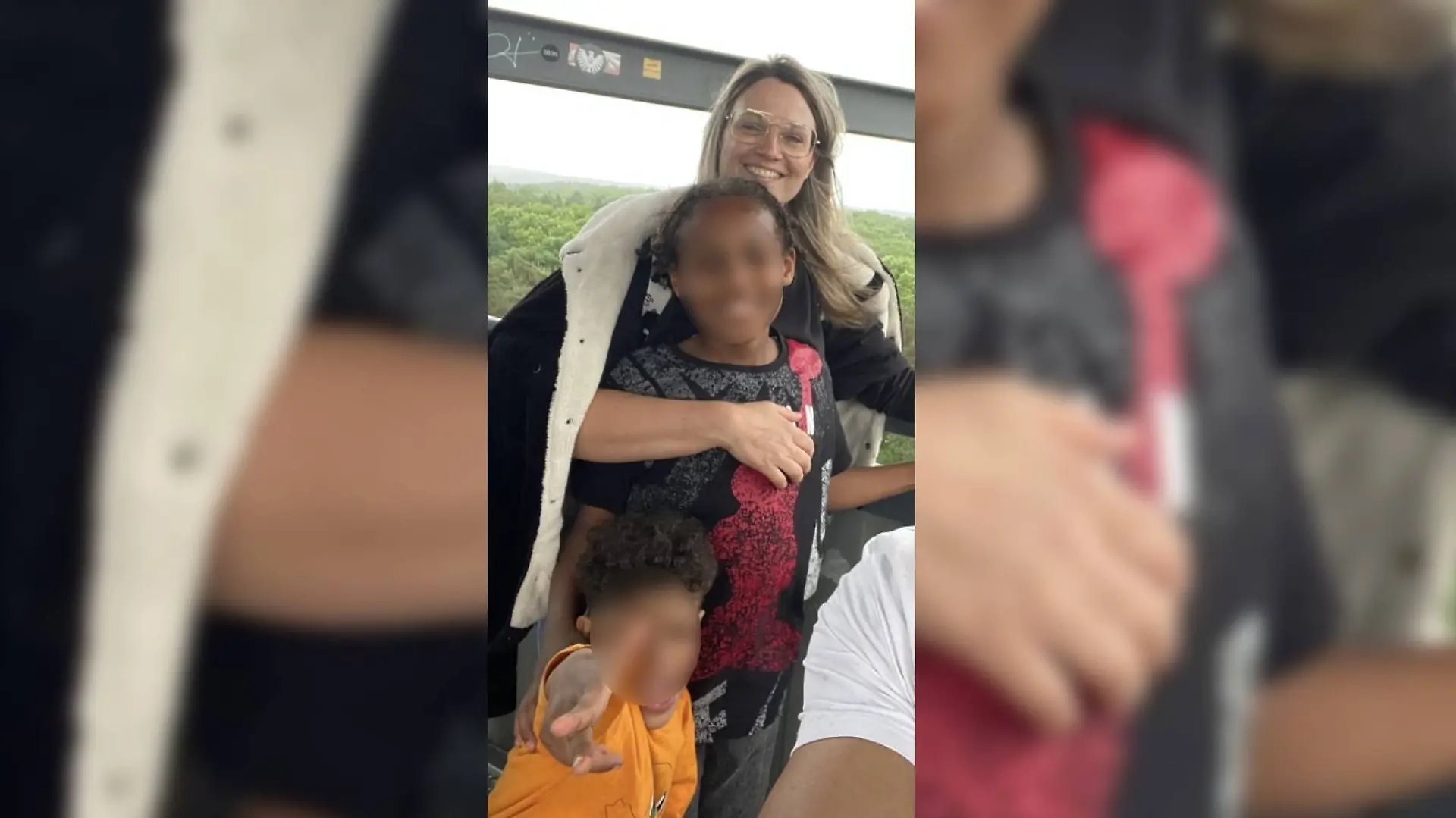 Friederike Antonio und ihre beiden Kinder (5, 10).