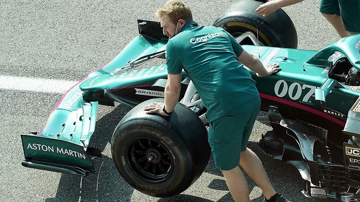 PRODUKTION - 09.09.2021, Italien, Monza: Motorsport: Formel-1-Weltmeisterschaft, vor dem Grand Prix von Italien in Monza: Das Fahrzeug von Sebastian Vettel aus Deutschland vom Team Aston-Martin wird aus der Garage gerollt. (zu «James Bond lässt grüßen: Vettels Aston Martin mit 007-Logo») Foto: Hasan Bratic/dpa +++ dpa-Bildfunk +++