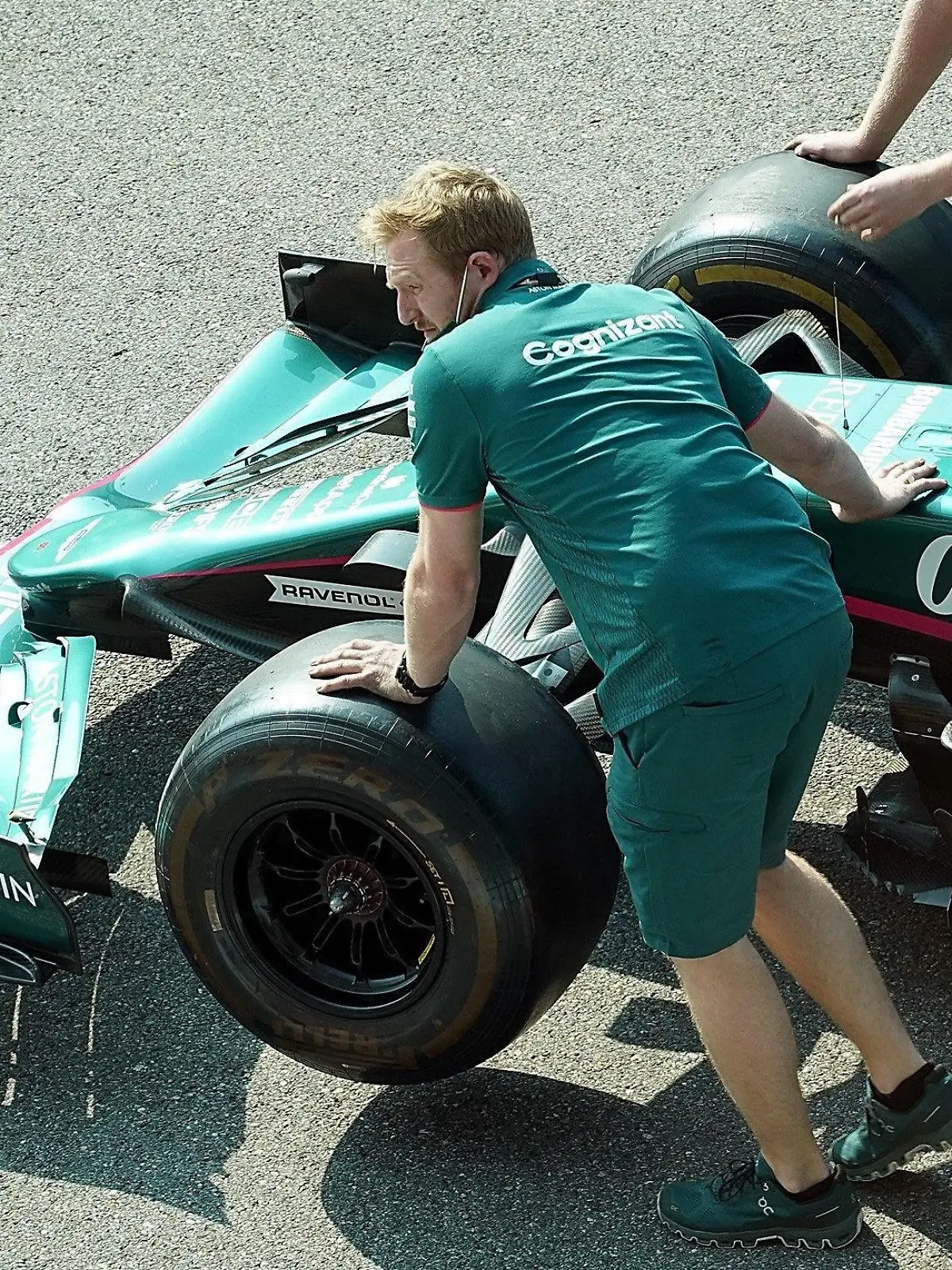 PRODUKTION - 09.09.2021, Italien, Monza: Motorsport: Formel-1-Weltmeisterschaft, vor dem Grand Prix von Italien in Monza: Das Fahrzeug von Sebastian Vettel aus Deutschland vom Team Aston-Martin wird aus der Garage gerollt. (zu «James Bond lässt grüßen: Vettels Aston Martin mit 007-Logo») Foto: Hasan Bratic/dpa +++ dpa-Bildfunk +++