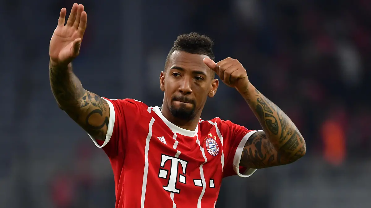 Schlussjubel Jerome BOATENG (Bayern Muenchen),thumb up,Daumen hoch, Jubel,Freude,Begeisterung, Aktion,Einzelbild,angeschnittenes Einzelmotiv,Halbfigur,halbe Figur. FC Bayern Muenchen-FC Sevilla 0-0, Fussball Champions League,Viertelfinale,Rueckspiel am 11.04.2018. A L L I A N Z A R E N A.