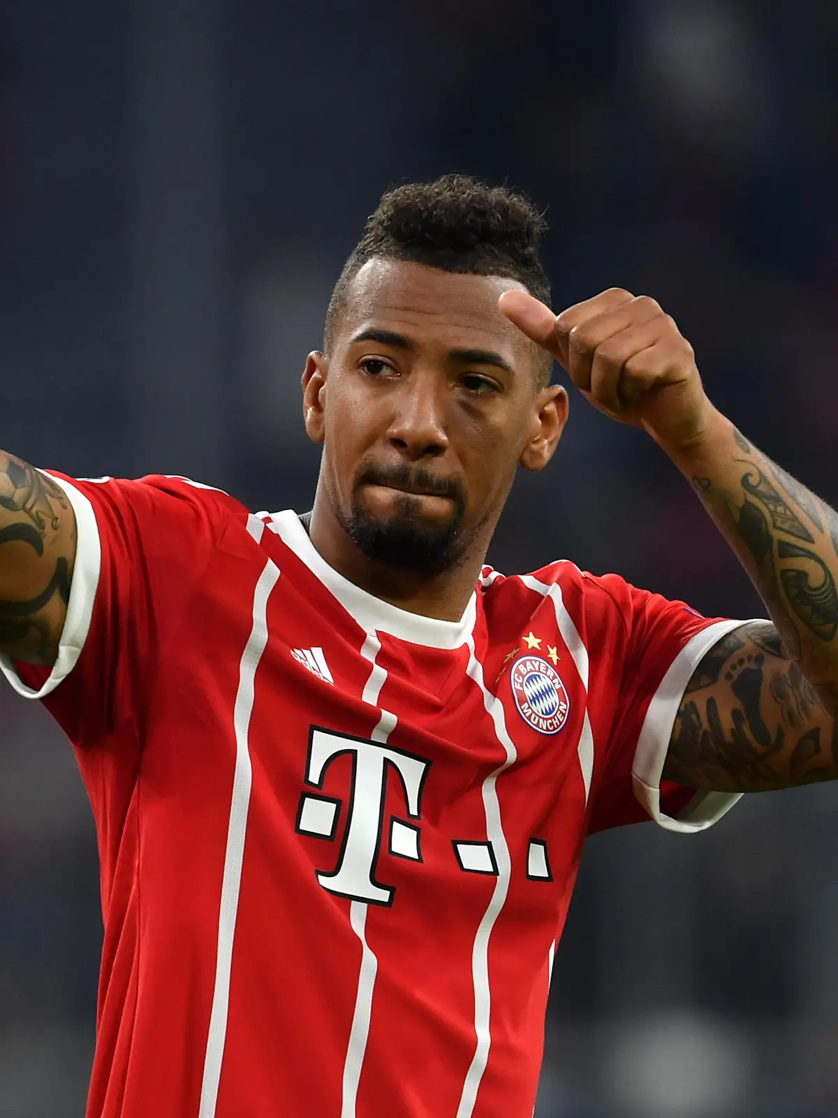Schlussjubel Jerome BOATENG (Bayern Muenchen),thumb up,Daumen hoch, Jubel,Freude,Begeisterung, Aktion,Einzelbild,angeschnittenes Einzelmotiv,Halbfigur,halbe Figur. FC Bayern Muenchen-FC Sevilla 0-0, Fussball Champions League,Viertelfinale,Rueckspiel am 11.04.2018. A L L I A N Z A R E N A.