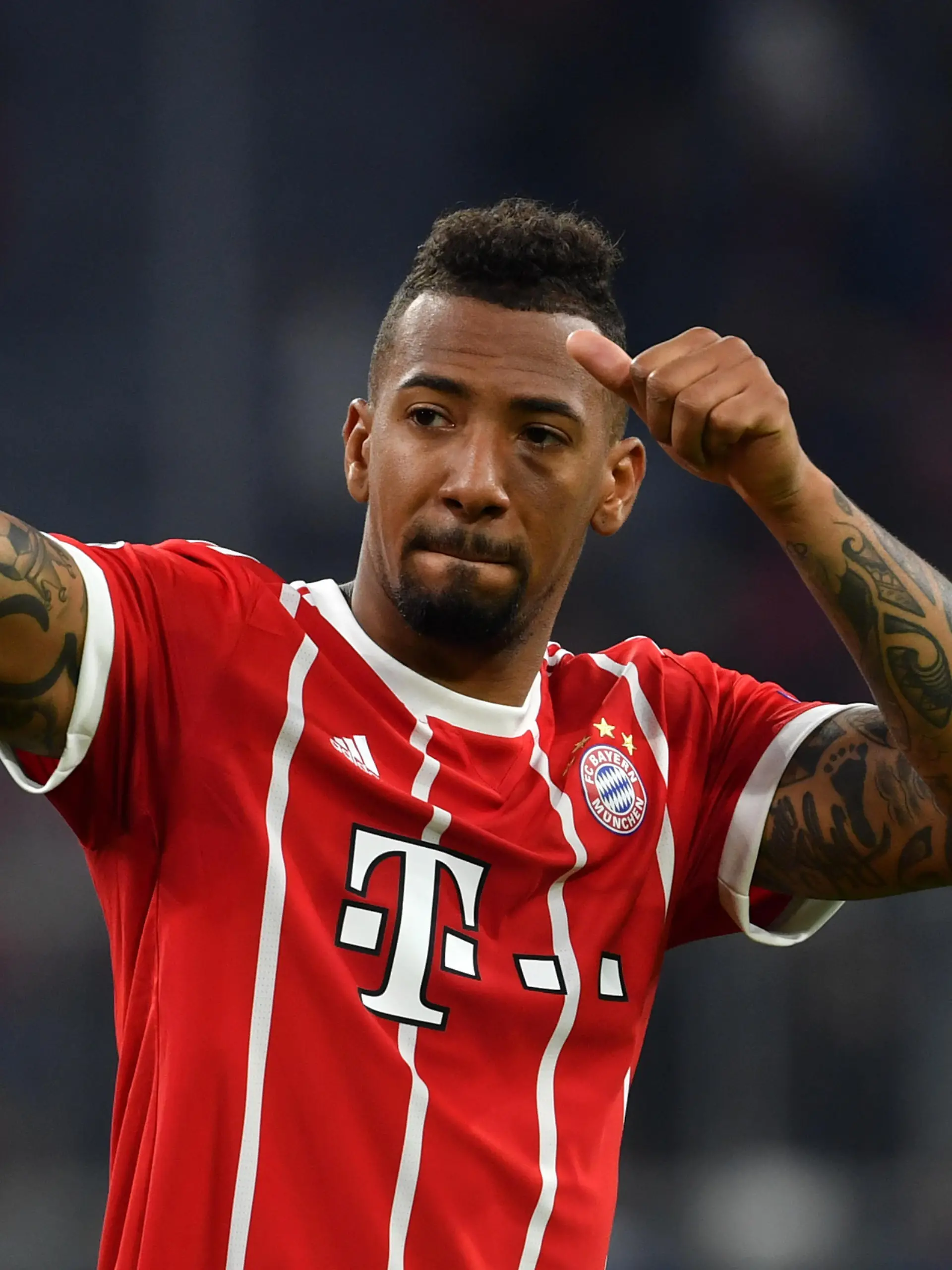 Schlussjubel Jerome BOATENG (Bayern Muenchen),thumb up,Daumen hoch, Jubel,Freude,Begeisterung, Aktion,Einzelbild,angeschnittenes Einzelmotiv,Halbfigur,halbe Figur. FC Bayern Muenchen-FC Sevilla 0-0, Fussball Champions League,Viertelfinale,Rueckspiel am 11.04.2018. A L L I A N Z A R E N A.