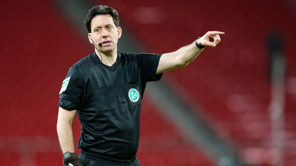 ARCHIV - 07.05.2021, Baden-Württemberg, Stuttgart: Fußball: Bundesliga, VfB Stuttgart - FC Augsburg, 32. Spieltag in der Mercedes-Benz Arena. Schiedsrichter Manuel Gräfe gestikuliert. Der Ex-Schiedsrichter hat auf Kritik seines früheren Kollegen Deniz Aytekin reagiert. (zu dpa: «Ex-Schiedsrichter Gräfe verteidigt Kritik an Aytekin-Entscheidung») Foto: Tom Weller/dpa +++ dpa-Bildfunk +++
