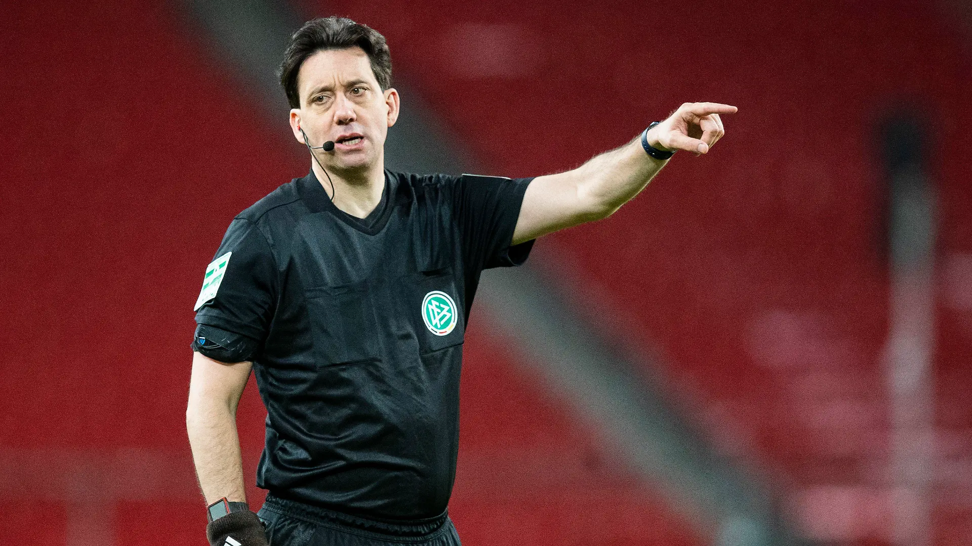 ARCHIV - 07.05.2021, Baden-Württemberg, Stuttgart: Fußball: Bundesliga, VfB Stuttgart - FC Augsburg, 32. Spieltag in der Mercedes-Benz Arena. Schiedsrichter Manuel Gräfe gestikuliert. Der Ex-Schiedsrichter hat auf Kritik seines früheren Kollegen Deniz Aytekin reagiert. (zu dpa: «Ex-Schiedsrichter Gräfe verteidigt Kritik an Aytekin-Entscheidung») Foto: Tom Weller/dpa +++ dpa-Bildfunk +++