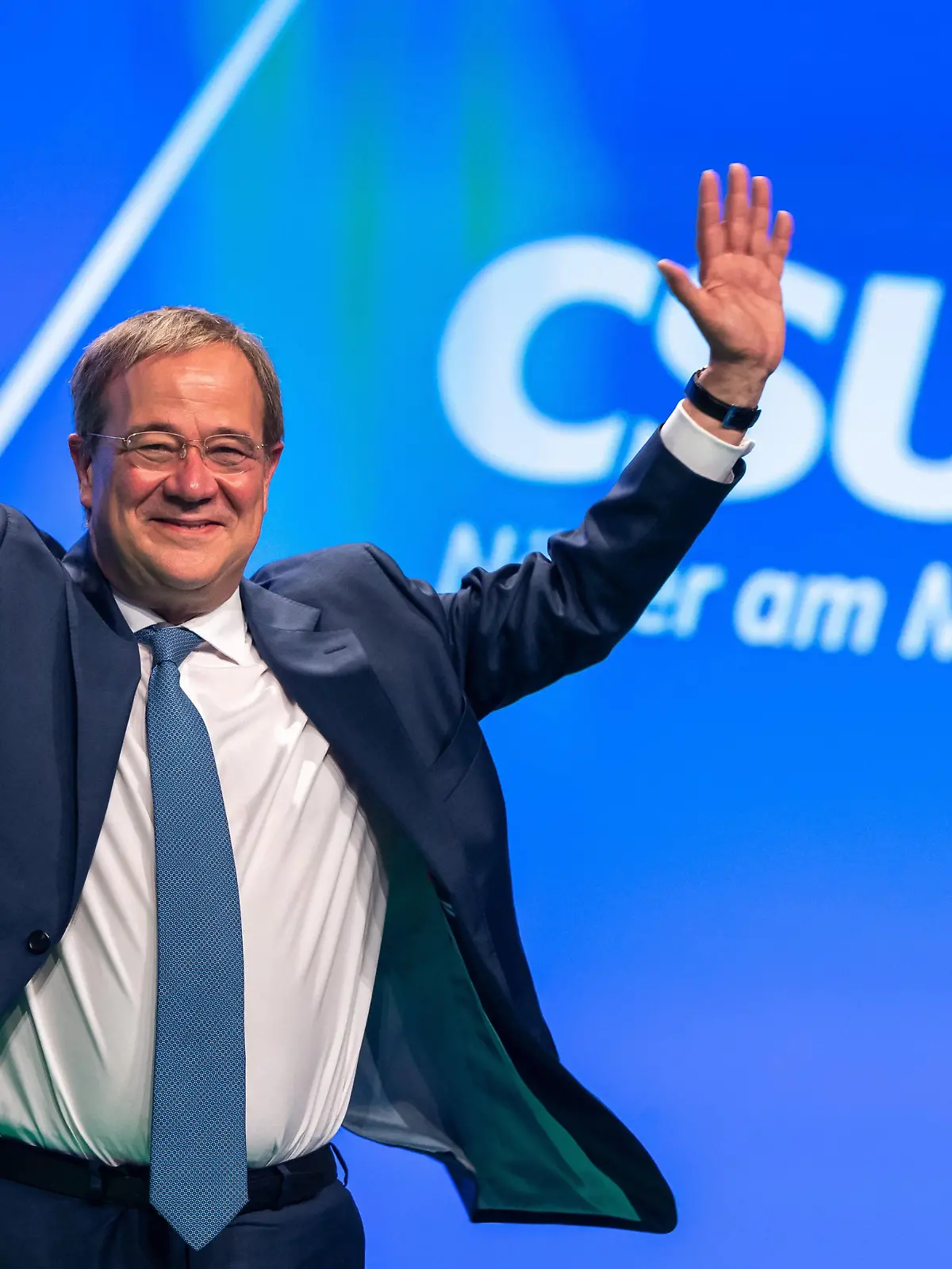 Armin Laschet, Unions-Kanzlerkandidat und CDU-Vorsitzender, steht beim Parteitag der CSU vor Beginn seiner Rede auf der Bühne. Es ist der erste Präsenzparteitag der CSU seit dem Ausbruch der Corona-Pandemie.