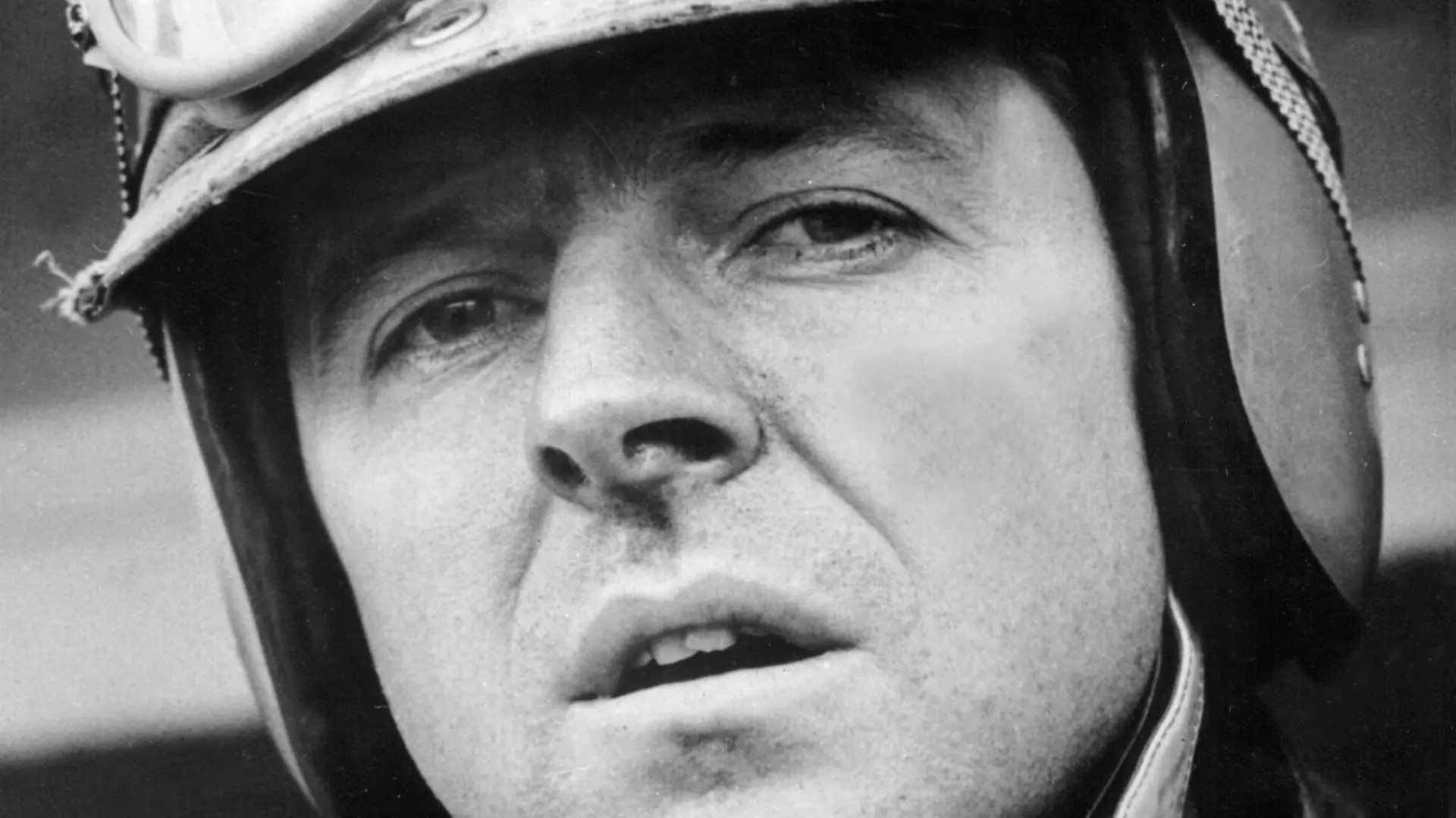 ARCHIV - Der deutsche Formel 1-Rennfahrer Wolfgang Graf Berghe von Trips, aufgenommen 1961. Beim Großen Preis von Italien am 10. September 1961 kollidierte sein Wagen kurz nach dem Start mit denen der Briten Jim Clark und Ashmore. Trips wird aus dem Wagen geschleudert und ist sofort tot. Clarks Wagen rast in die Zuschauermenge, wobei 15 Zuschauer getötet werden. Es gibt zahlreiche Schwerverletzte. (zu dpa-KORR: "Von Trips' Horrorcrash in Monza: Tod statt Titel
" vom 06.09.2011)  +++(c) dpa - Bildfunk+++