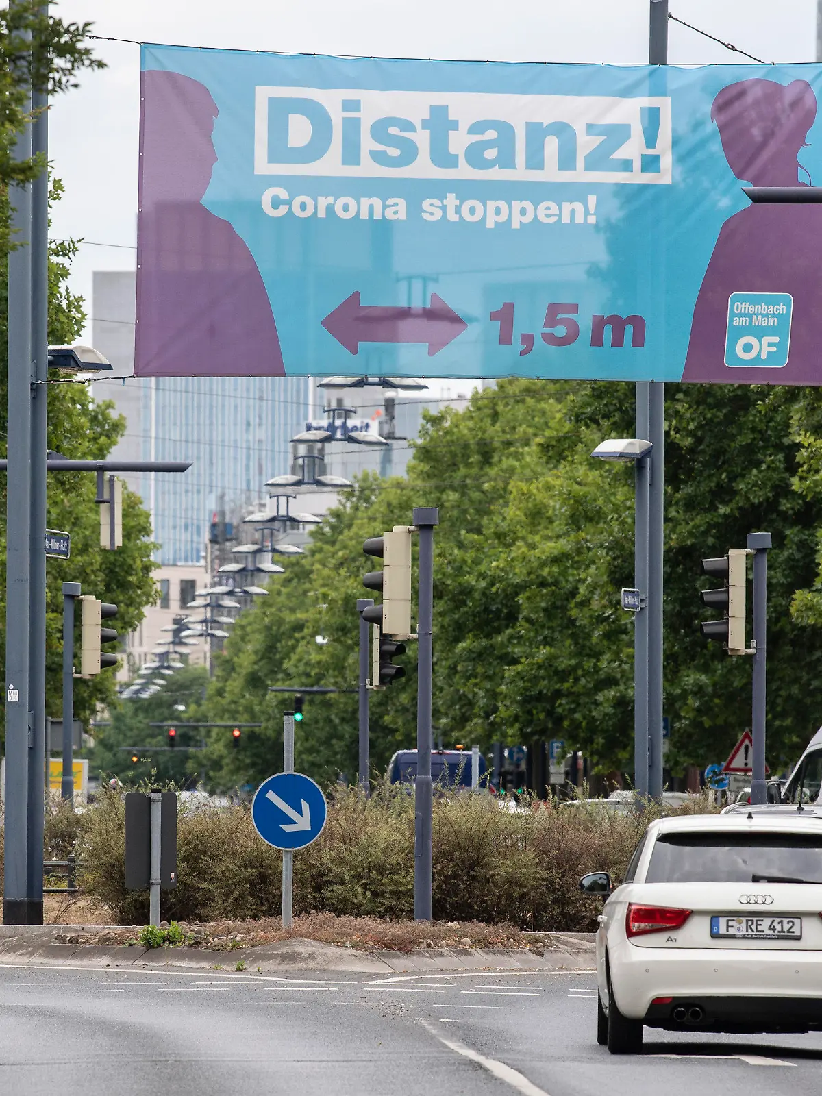 03.08.2020, Hessen, Offenbach am Main: "Distanz ! Corona stoppen !" steht auf einem Banner, der über eine Haupteinfahrtstraße nach Offenbach gespannt ist. Die Stadt hat momentan mit einer stetig steigenden Zahl von Corona-Neuinfektionen zu kämpfen. Foto: Boris Roessler/dpa +++ dpa-Bildfunk +++