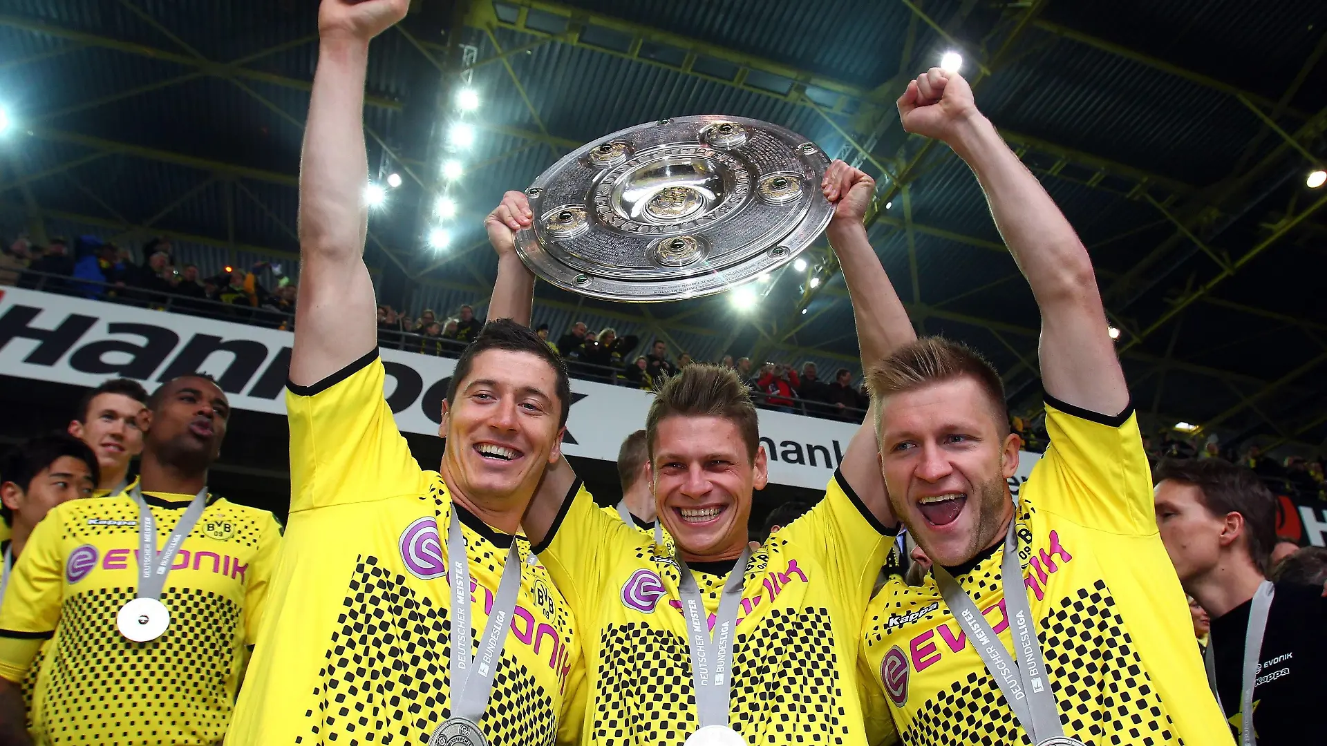 Bildnummer: 10515432 Datum: 05.05.2012 Copyright: imago/Team 2
FUSSBALL 1. BUNDESLIGA SAISON 2011/2012 34. SPIELTAG Borussia Dortmund (BVB) 05.05.2012 Robert Lewandowski, Lukasz Piszczek und Jakub Blaszczykowski (v.l., alle Borussia Dortmund) jubeln mit der Meisterschale; BVB GER 2011 Meister Meisterschaft Meisterfeier Feier Sieg Siegerehrung Objekte Trophäe Pokal Schale Meisterschale Freude xns x1x 2012 quer Aufmacher BVB SPORTS FUSSBALL HERREN FUßBALL 1. BUNDESLIGA BUNDESLIGA JUBEL JUBELT JUBELN OPTIMISTISCH FREUDE FREUEN POSITIV POSITIVE EMOTION POSITIVE EMOTIONEN SCHALE MEISTERSCHALE TROPHAE TROPHÃ E MEISTER DEUTSCHER DEUTSCHER MEISTER o00 Kuba
Image number 10515432 date 05 05 2012 Copyright imago team 2 Football 1 Bundesliga Season 2011 2012 34 Matchday Borussia Dortmund Borussia 05 05 2012 Robert Lewandowski Lukasz Piszczek and Jakub Blaszczykowski v l all Borussia Dortmund cheer with the Bowl champions Borussia ger 2011 Master Championship Champion ceremony Celebrations Victory Award Ceremony Objects Trophy Cup Pan Bowl champions happiness xns x1x 2012 horizontal Highlight Borussia Sports Football men Football 1 Bundesliga Bundesliga cheering cheering cheer optimistic happiness Look forward positive positive Emotion positive Emotions Pan Bowl champions Trophy E Master German German Master o00 Cuba