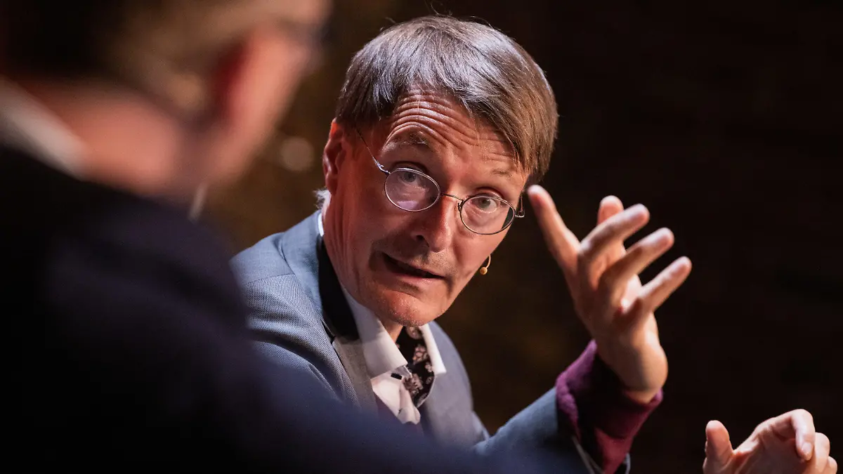 02.09.2021, Nordrhein-Westfalen, Köln: Karl Lauterbach (r), SPD-Gesundheitsexperte, und Markus Gabriel, Philosoph, diskutieren zu Beginn des diesjährigen Philosophiefestivals Phil.Cologne über den Umgang mit der Corona-Krise. Foto: Rolf Vennenbernd/dpa +++ dpa-Bildfunk +++