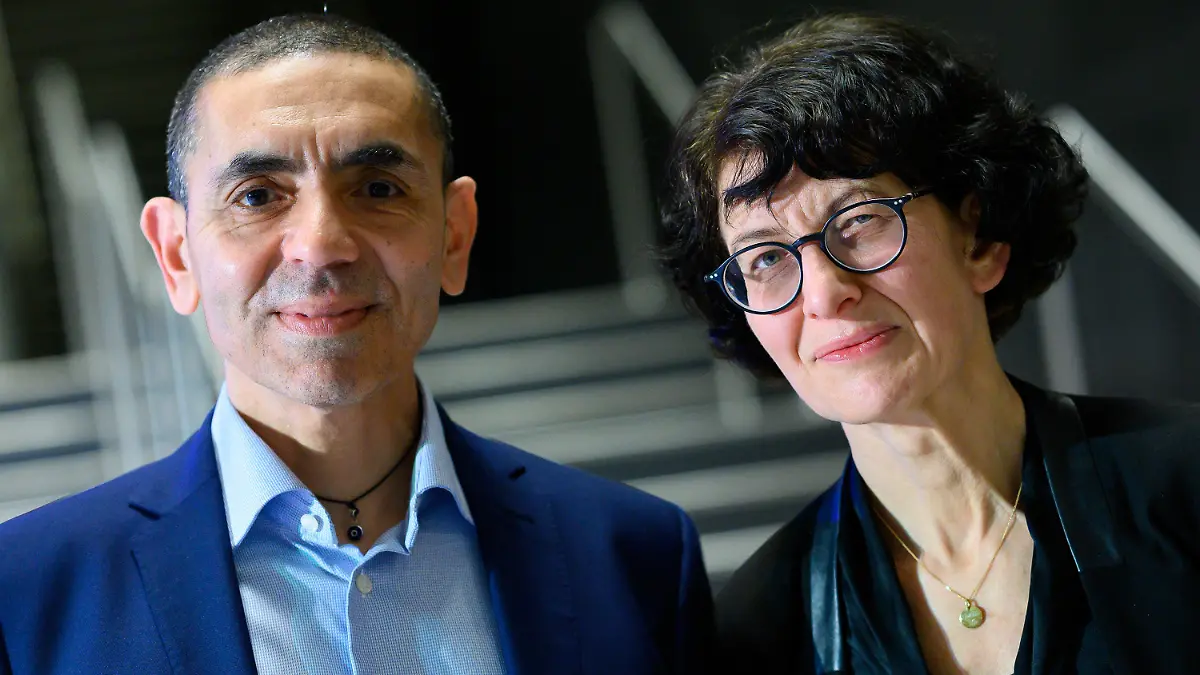 ARCHIV - 18.03.2021, Berlin: Ugur Sahin und seine Frau Özlem Türeci, die Gründer des Mainzer Corona-Impfstoff-Entwicklers Biontech, stehen am Ende einer im Internet übertragenen Preisverleihung des Axel Springer Awards an das Forscherehepaar zusammen. (zu dpa: Britischer Journalist bringt Buch über Biontech-Gründerpaar heraus) Foto: Bernd von Jutrczenka/dpa-Pool/dpa +++ dpa-Bildfunk +++