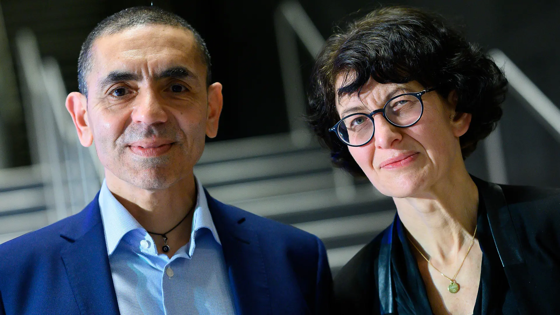 ARCHIV - 18.03.2021, Berlin: Ugur Sahin und seine Frau Özlem Türeci, die Gründer des Mainzer Corona-Impfstoff-Entwicklers Biontech, stehen am Ende einer im Internet übertragenen Preisverleihung des Axel Springer Awards an das Forscherehepaar zusammen. (zu dpa: Britischer Journalist bringt Buch über Biontech-Gründerpaar heraus) Foto: Bernd von Jutrczenka/dpa-Pool/dpa +++ dpa-Bildfunk +++