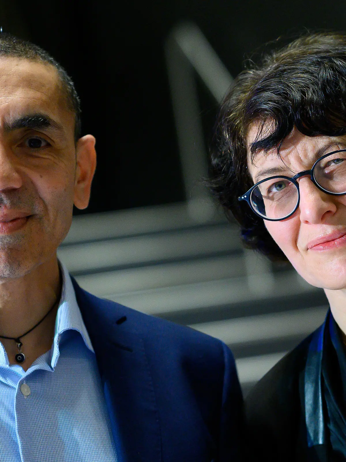 ARCHIV - 18.03.2021, Berlin: Ugur Sahin und seine Frau Özlem Türeci, die Gründer des Mainzer Corona-Impfstoff-Entwicklers Biontech, stehen am Ende einer im Internet übertragenen Preisverleihung des Axel Springer Awards an das Forscherehepaar zusammen. (zu dpa: Britischer Journalist bringt Buch über Biontech-Gründerpaar heraus) Foto: Bernd von Jutrczenka/dpa-Pool/dpa +++ dpa-Bildfunk +++