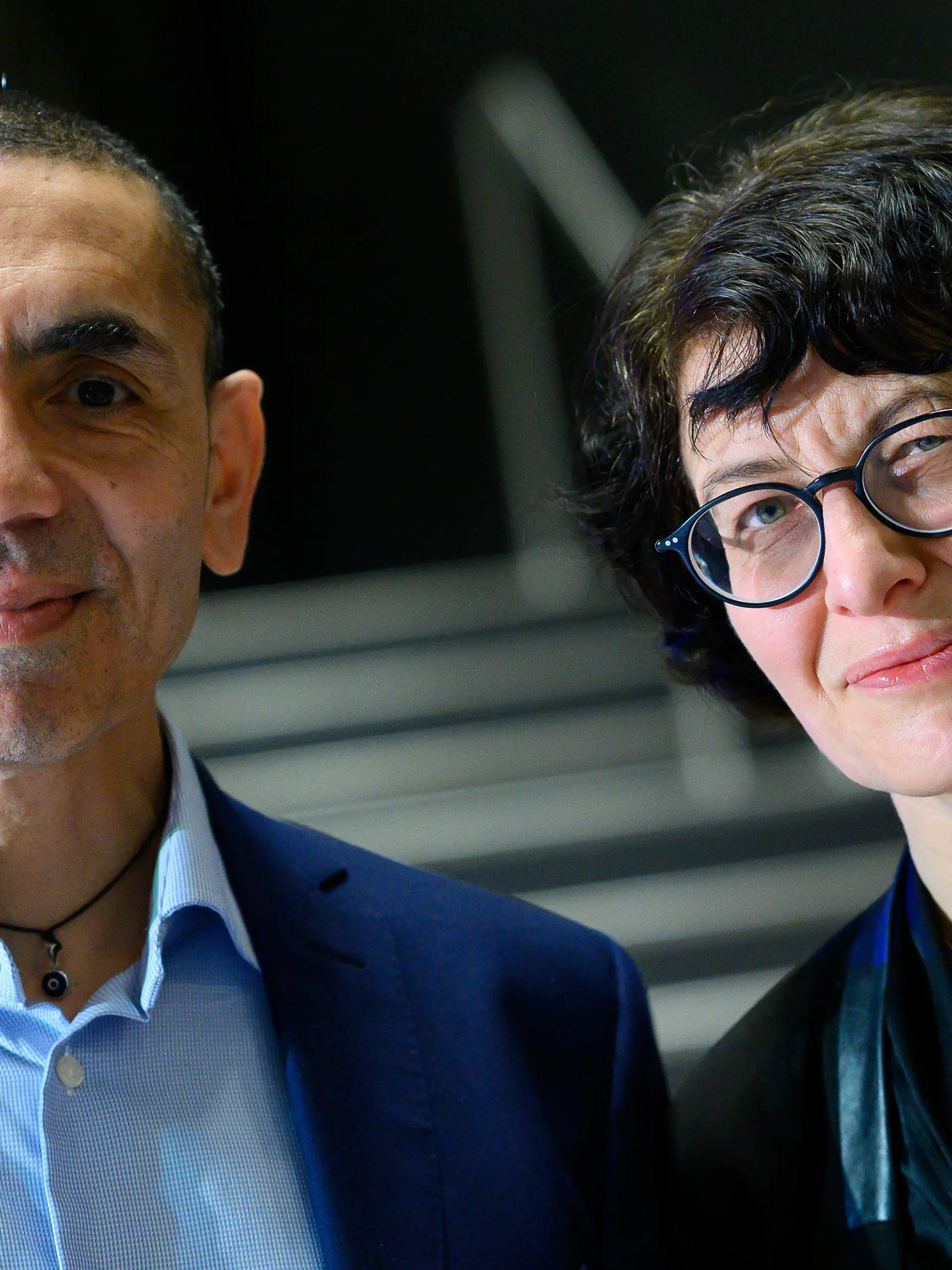 ARCHIV - 18.03.2021, Berlin: Ugur Sahin und seine Frau Özlem Türeci, die Gründer des Mainzer Corona-Impfstoff-Entwicklers Biontech, stehen am Ende einer im Internet übertragenen Preisverleihung des Axel Springer Awards an das Forscherehepaar zusammen. (zu dpa: Britischer Journalist bringt Buch über Biontech-Gründerpaar heraus) Foto: Bernd von Jutrczenka/dpa-Pool/dpa +++ dpa-Bildfunk +++