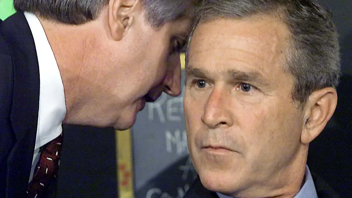 ARCHIV - 11.09.2001, USA, Sarasota: Der damalige US-Präsident George W. Bush lässt seine morgendliche Schullesung von seinem Stabschef Andrew Card (l) unterbrechen, kurz nachdem die Nachricht von den Terroranschlägen in New York bekannt wurde. (Bestmögliche Qualität) (zu dpa «20 Jahre 9/11: Terroranschläge in den USA») Foto: Paul J. Richards/AFP/Paul J. RICHARDS +++ dpa-Bildfunk +++