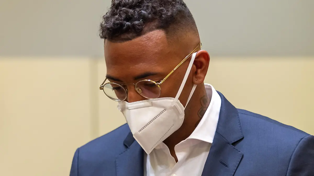 Der Fußball-Profi und ehemalige Nationalspieler Jerome Boateng (r) steht zu Beginn des Prozesses gegen ihn im Amtsgericht München mit seinen Anwalt Kai Walden zusammen. Gegen Boateng wird wegen des Vorwurfs der Körperverletzung verhandelt.