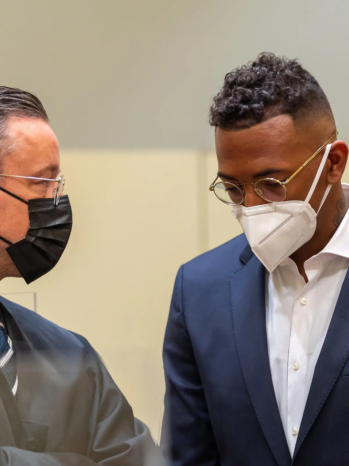 Der Fußball-Profi und ehemalige Nationalspieler Jerome Boateng (r) steht zu Beginn des Prozesses gegen ihn im Amtsgericht München mit seinen Anwalt Kai Walden zusammen. Gegen Boateng wird wegen des Vorwurfs der Körperverletzung verhandelt.