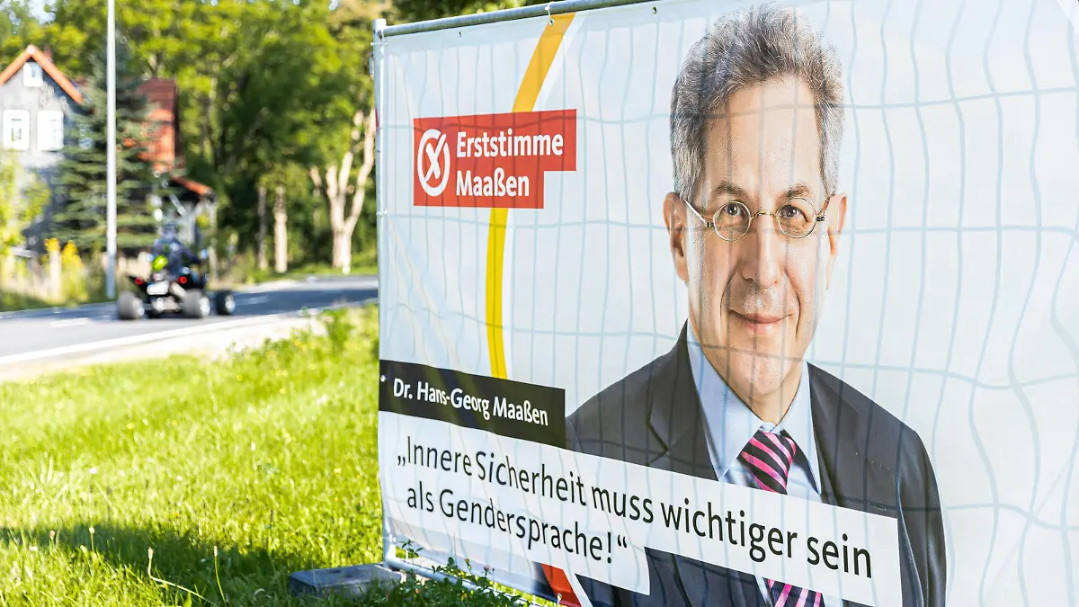 Schleusingen, Deutschland 05. September 2021: News - 2021 - Bundestagswahl 2021 in Thueringen - 05.09.2021 Ein Transparent zur Bundestagswahl 2021 mit Hans-Georg Maaßen / Maassen CDU steht an einer Strasse im Schleusinger Ortsteil Erlau. Er tritt als Direktkandidat für die CDU im Wahlkreis 196 Suhl Schmalkalden-Meiningen Hildburghausen Sonneberg an. Thüringen *** Schleusingen, Germany 05 September 2021 News 2021 Federal election 2021 in Thuringia 05 09 2021 A banner for the federal election 2021 with Hans Georg Maaßen Maassen CDU stands on a street in the Schleusingen district of Erlau He is running as a direct candidate for the CDU in the constituency 196 Suhl Schmalkalden Meiningen Hildburghausen Sonneberg Thurin Copyright: xFotostandx/xMattheyx