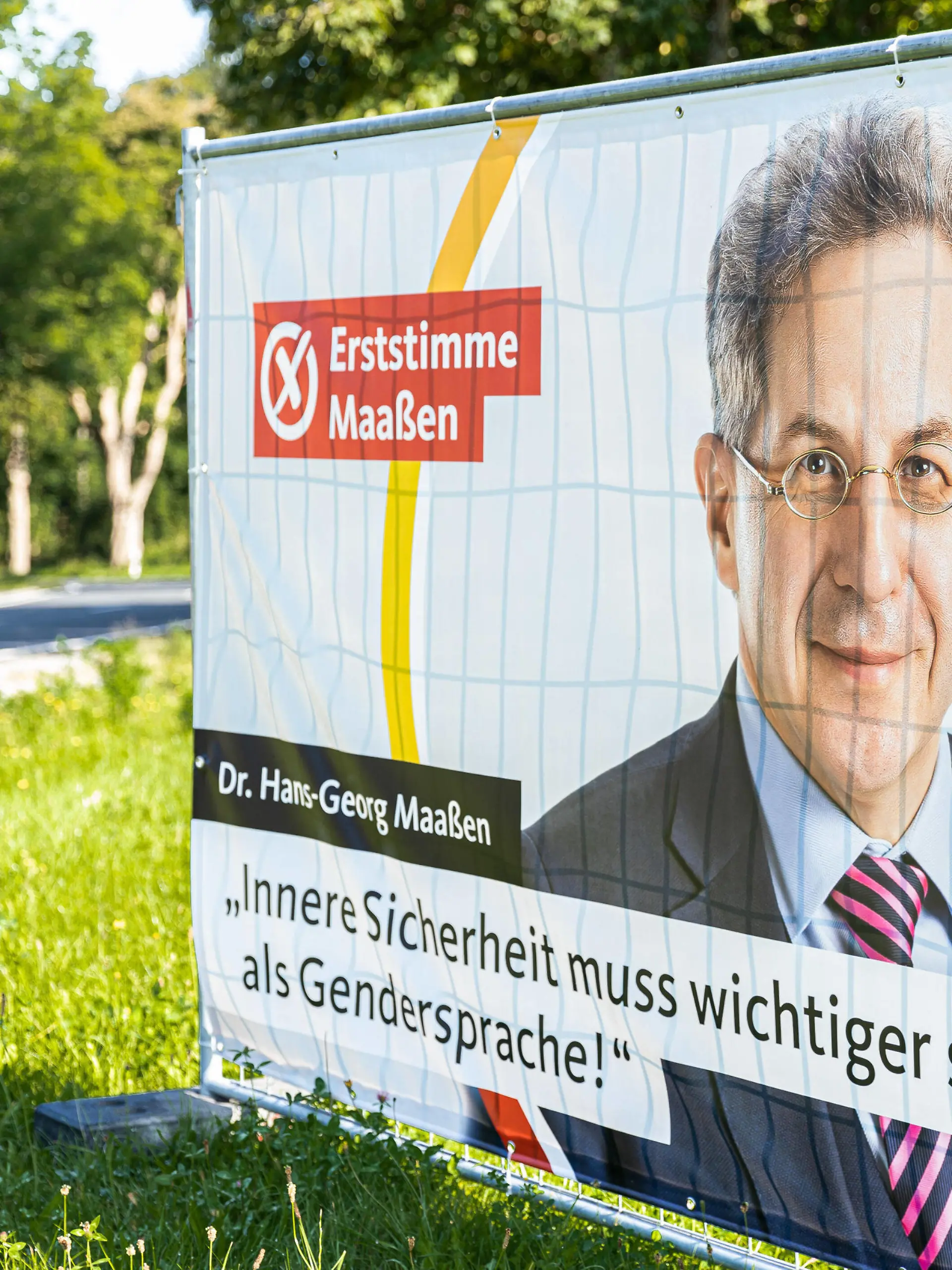  Schleusingen, Deutschland 05. September 2021: News - 2021 - Bundestagswahl 2021 in Thueringen - 05.09.2021 Ein Transparent zur Bundestagswahl 2021 mit Hans-Georg Maaßen / Maassen CDU steht an einer Strasse im Schleusinger Ortsteil Erlau. Er tritt als Direktkandidat für die CDU im Wahlkreis 196 Suhl Schmalkalden-Meiningen Hildburghausen Sonneberg an. Thüringen *** Schleusingen, Germany 05 September 2021 News 2021 Federal election 2021 in Thuringia 05 09 2021 A banner for the federal election 2021 with Hans Georg Maaßen Maassen CDU stands on a street in the Schleusingen district of Erlau He is running as a direct candidate for the CDU in the constituency 196 Suhl Schmalkalden Meiningen Hildburghausen Sonneberg Thurin Copyright: xFotostandx/xMattheyx