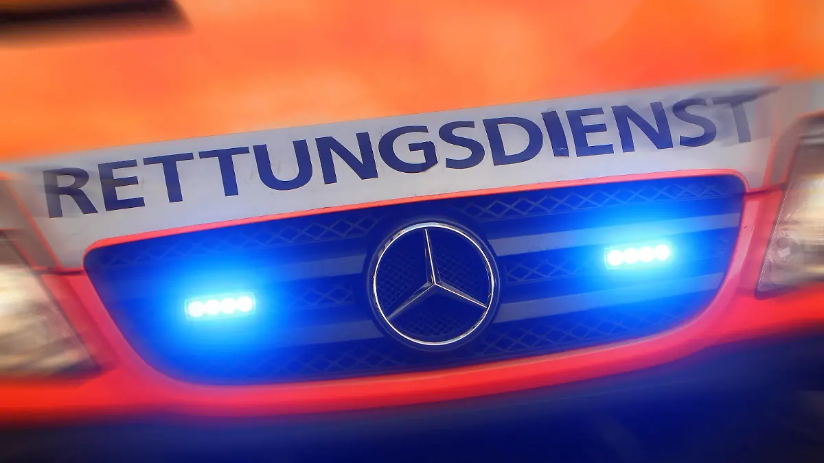 Notfall Rettungswagen steht mit Blaulicht während eines Noteinsatz es in der Altstadt von Köln, Nordrhein Westfalen, Deutschland *** Emergency ambulance stands with blue light during an emergency operation it in the Old Town of Cologne North Rhine-Westphalia Germany