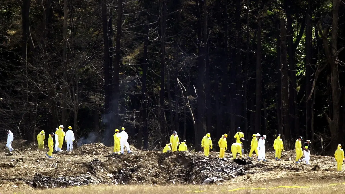 FILE PHOTO: Investigators comb the debris field for the flight data recorders from United Airlines Flight 93 near Shanksville, Pennsylvania, September 12, 2001. REUTERS/Tim Shaffer/File Photo SEARCH "20TH ANNIVERSARY OF THE SEPTEMBER 11 ATTACKS" FOR THE PHOTOS