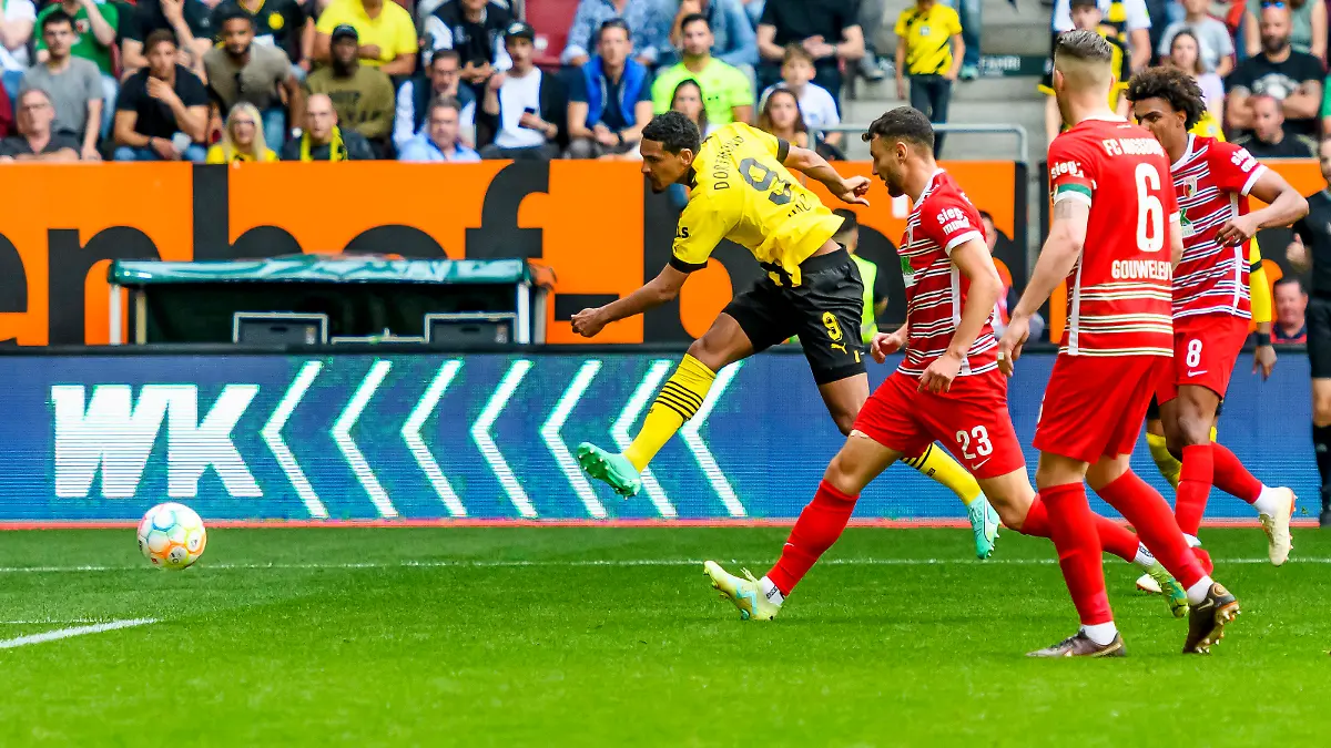 GER, DFB, FC Augsburg vs. Borussia Dortmund / 21.05.2023, WWK Arena, Augsburg, GER, DFB, FC Augsburg vs. Borussia Dortmund , im Bild Torschuss zum 0-1 durch SŽbastien / Sebastien Haller BVB 9 mit Maximilian Bauer Augsburg 23 Jeffrey Gouweleeuw Augsburg 6 *** GER, DFB, FC Augsburg vs Borussia Dortmund 21 05 2023, WWK Arena, Augsburg, GER, DFB, FC Augsburg vs Borussia Dortmund , in picture goal shot to 0 1 by SŽbastien Sebastien Haller BVB 9 with Maximilian Bauer Augsburg 23 Jeffrey Gouweleeuw Augsburg 6 nordphotoxGmbHx/xStraubmeier nph00004
