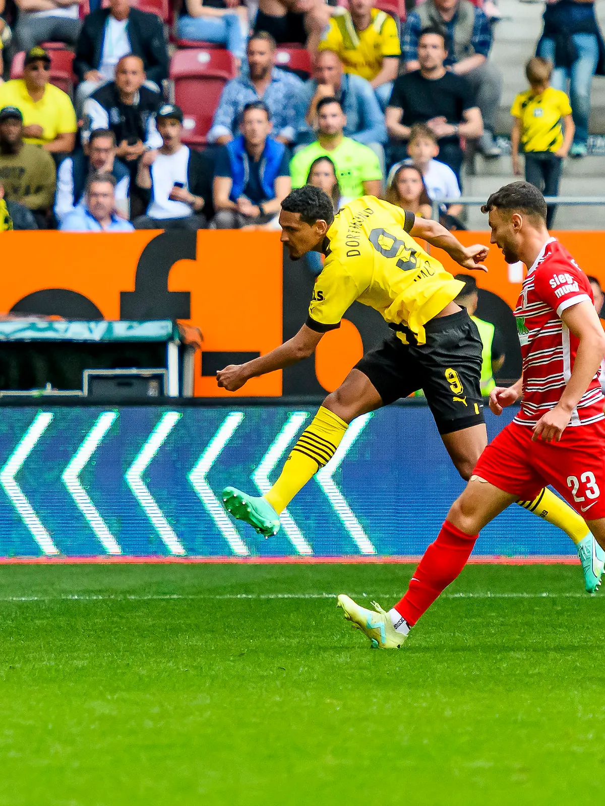 GER, DFB, FC Augsburg vs. Borussia Dortmund / 21.05.2023, WWK Arena, Augsburg, GER, DFB, FC Augsburg vs. Borussia Dortmund , im Bild Torschuss zum 0-1 durch SŽbastien / Sebastien Haller BVB 9 mit Maximilian Bauer Augsburg 23 Jeffrey Gouweleeuw Augsburg 6 *** GER, DFB, FC Augsburg vs Borussia Dortmund 21 05 2023, WWK Arena, Augsburg, GER, DFB, FC Augsburg vs Borussia Dortmund , in picture goal shot to 0 1 by SŽbastien Sebastien Haller BVB 9 with Maximilian Bauer Augsburg 23 Jeffrey Gouweleeuw Augsburg 6 nordphotoxGmbHx/xStraubmeier nph00004