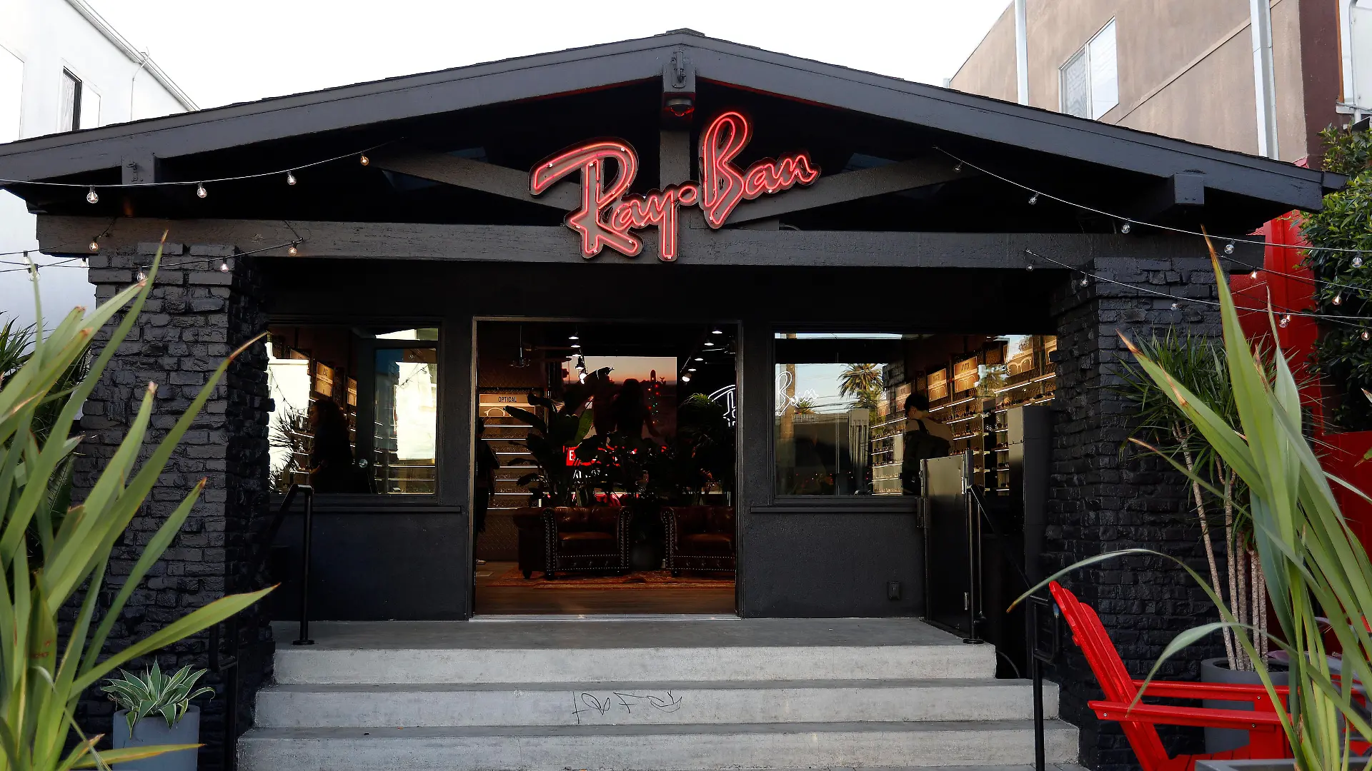 Venice Beach, Los Angeles, USA, 04.01.2020 Der Eingang der Boutique des Brillenherstellers Ray - Ban auf dem Abbot Kinney Boulevard in Venice, Kalifornien. *** Venice Beach, Los Angeles, USA, 04 01 2020 The entrance to the boutique of the eyewear manufacturer Ray Ban on Abbot Kinney Boulevard in Venice, California