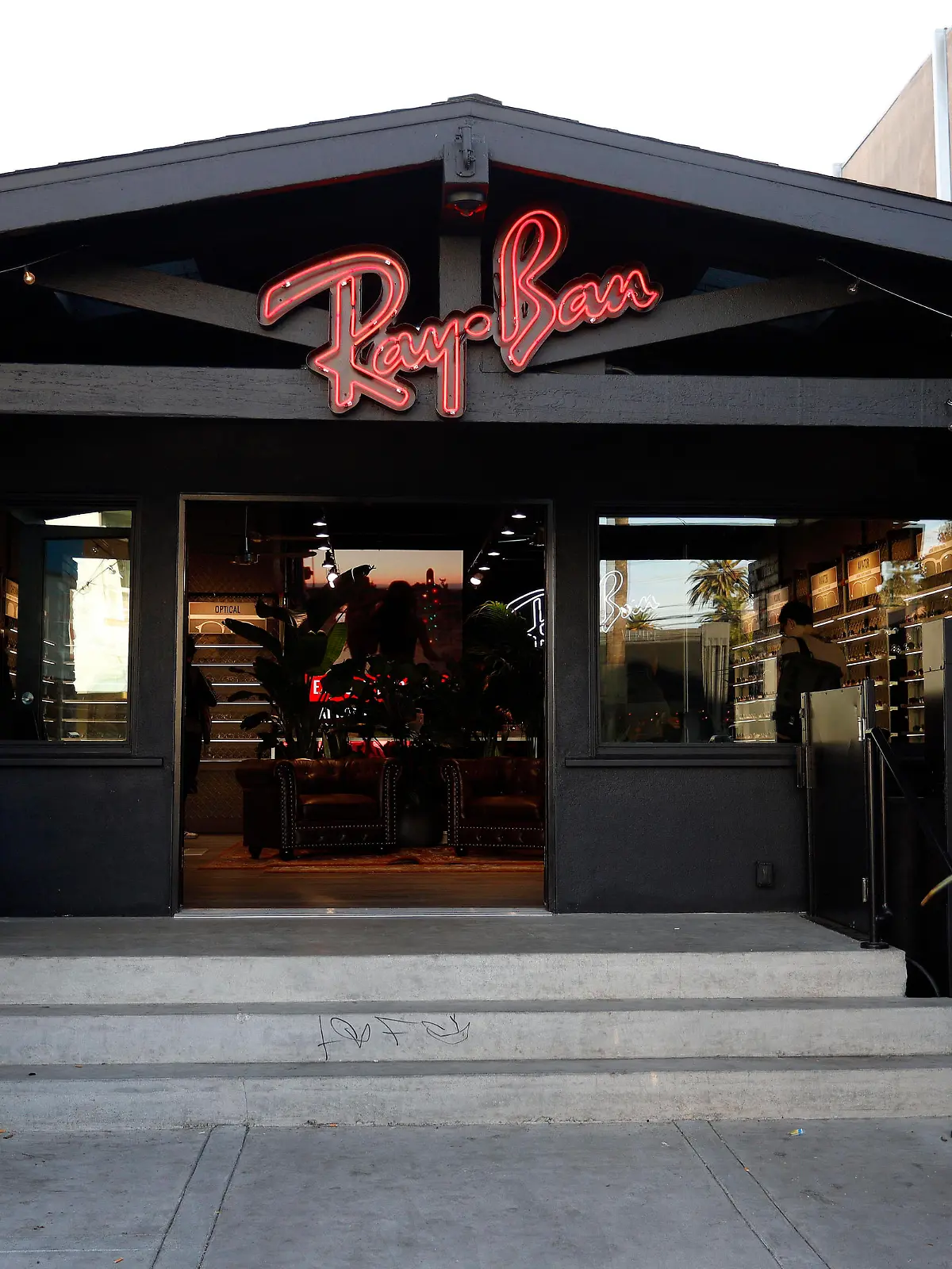 Venice Beach, Los Angeles, USA, 04.01.2020 Der Eingang der Boutique des Brillenherstellers Ray - Ban auf dem Abbot Kinney Boulevard in Venice, Kalifornien. *** Venice Beach, Los Angeles, USA, 04 01 2020 The entrance to the boutique of the eyewear manufacturer Ray Ban on Abbot Kinney Boulevard in Venice, California 