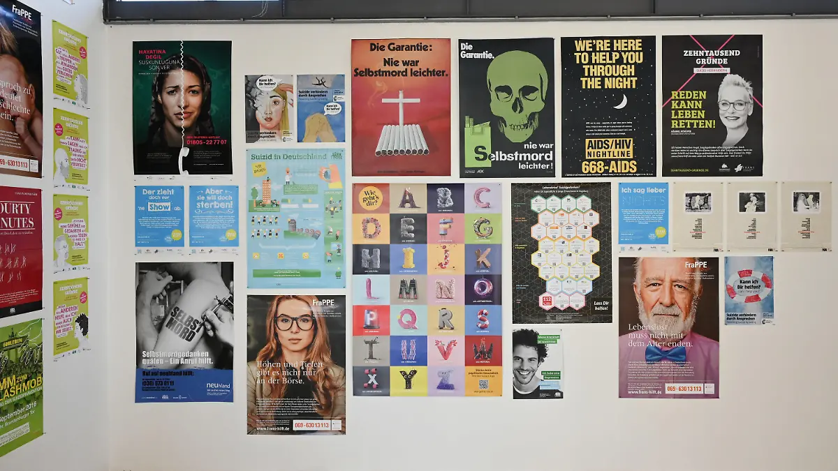 08.09.2021, Hessen, Kassel: Plakate rund um das Thema Suizid hängen an der Wand des Museums für Sepulkralkultur. Zum Welttag der Suizidprävention (10.09.) eröffnet das Kasseler Museum die Sonderausstellung «Suizid · Let·s talk about it!». Die Exposition soll Informationen, Anregungen, Herausforderungen und Chancen präsentieren, die einen gesellschaftlichen und persönlichen Umgang mit dem Suizid reflektieren. Foto: Uwe Zucchi/dpa - ACHTUNG: Nur zur redaktionellen Verwendung im Zusammenhang mit der aktuellen Berichterstattung und nur mit vollständiger Nennung des vorstehenden Credits +++ dpa-Bildfunk +++