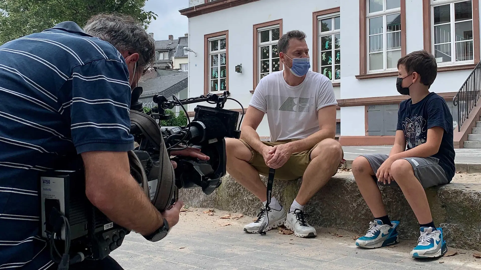 Martin Beer, Lehrer an der Kirchnerschule mit Schüler Celio auf dem Schulhof.