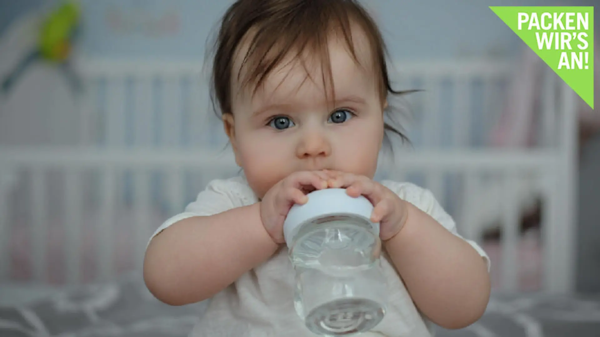 Baby nuckelt an Fläschen mit Wasser