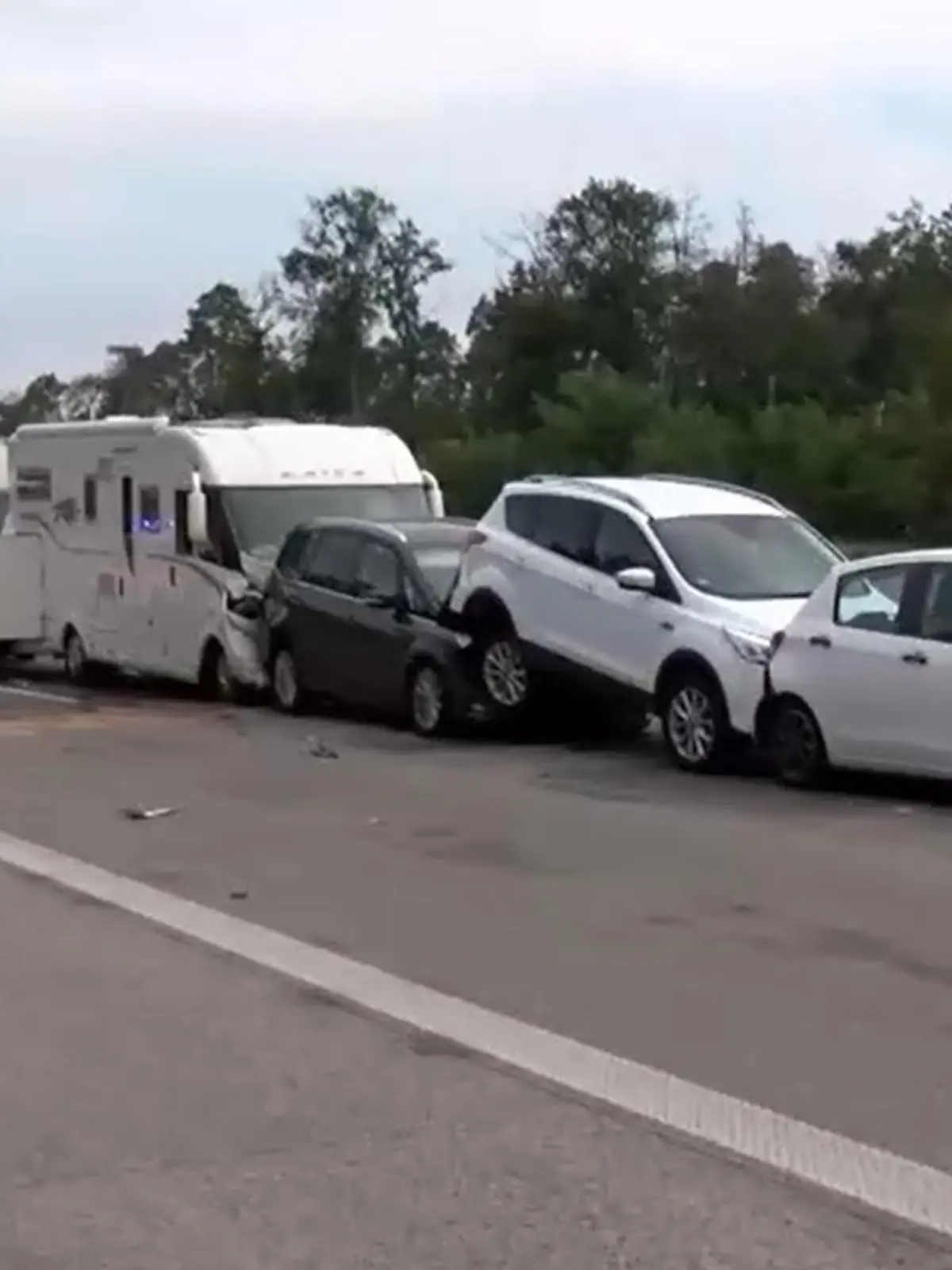 Bei einem Massen-Crash bei St. Leon Rot wurden drei Personen verletzt. Sieben Wagen waren an dem Unfall beteiligt.