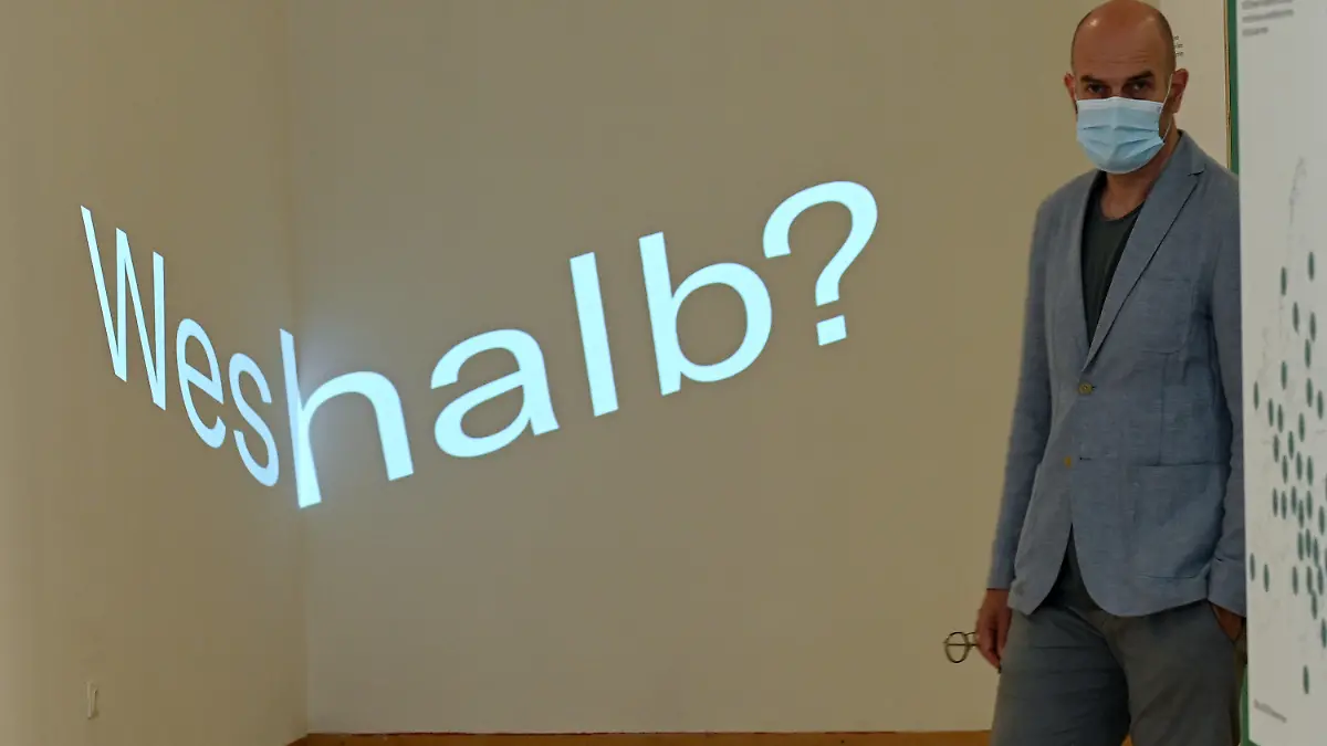 08.09.2021, Hessen, Kassel: Dirk Pörschmann, Direktor des Museums für Sepulkralkultur, geht an der Projektion des Wortes "Weshalb?" vorbei. Zum Welttag der Suizidprävention (10.09.) eröffnet das Kasseler Museum die Sonderausstellung «Suizid · Let·s talk about it!». Die Exposition soll Informationen, Anregungen, Herausforderungen und Chancen präsentieren, die einen gesellschaftlichen und persönlichen Umgang mit dem Suizid reflektieren. Foto: Uwe Zucchi/dpa - ACHTUNG: Nur zur redaktionellen Verwendung im Zusammenhang mit der aktuellen Berichterstattung und nur mit vollständiger Nennung des vorstehenden Credits +++ dpa-Bildfunk +++