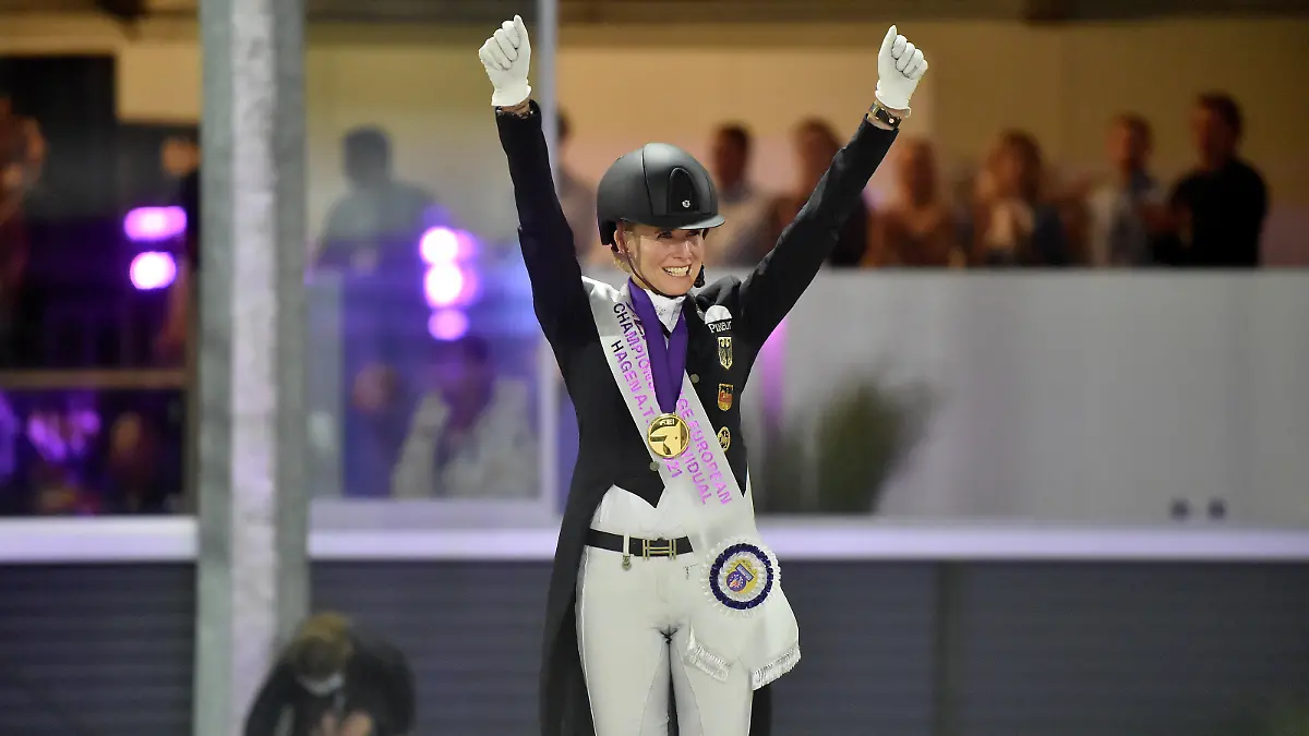 FEI Dressage European Championship, EM, Europameisterschaft Hagen 2021 am 09.09.2021 auf dem Hof Kasselamnn in Hagen a.T.W. Europameisterin Jessica von Bredow-Werndl GER jubelt über die Goldmeadalie beim Grand Prix Special Individual Competition. *** FEI Dressage European Championship Hagen 2021 on 09 09 2021 at Hof Kasselamnn in Hagen a T W European Champion Jessica von Bredow Werndl GER cheers about the Goldmeadalie at the Grand Prix Special Individual Competition MT