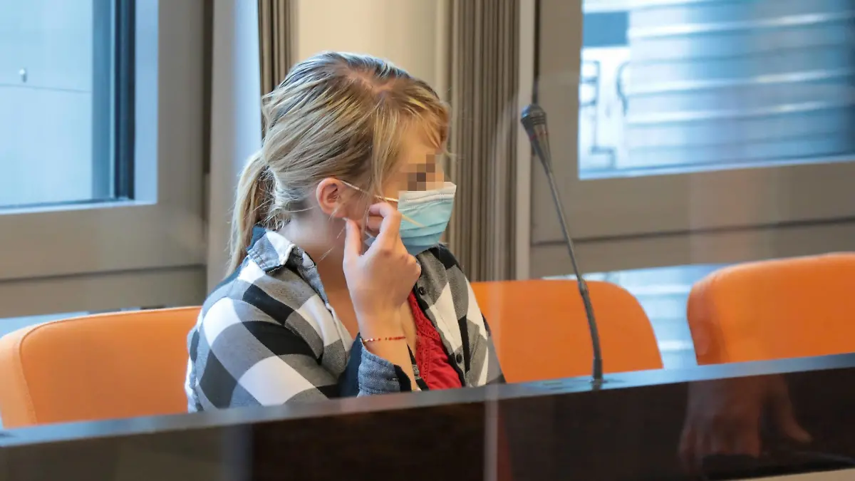 Verhandlung Kindermord Christiane K. auf der Anklagebank im Gerichtssaal. Im Prozess gegen Christiane K. fand der achte Verhandlungstag wegen fünffachen Mordes an ihren eigenen Kindern statt. Der Angeklagten wird vorgeworfen, am 03.09.2020 in ihrer Wohnung in Solingen ihre fünf leiblichen Kinder erst betäubt und dann ertränkt bzw. erstickt zu haben. Drei weitere bekannte Verhandlungstage. Wuppertal, Landgericht *** Trial child murder Christiane K on the dock in the courtroom In the trial against Christiane K, the eighth day of trial for five murders of her own children took place The defendant is accused of having first drugged and then drowned or suffocated her five biological children on 03 09 2020 in her apartment in Solingen Thr