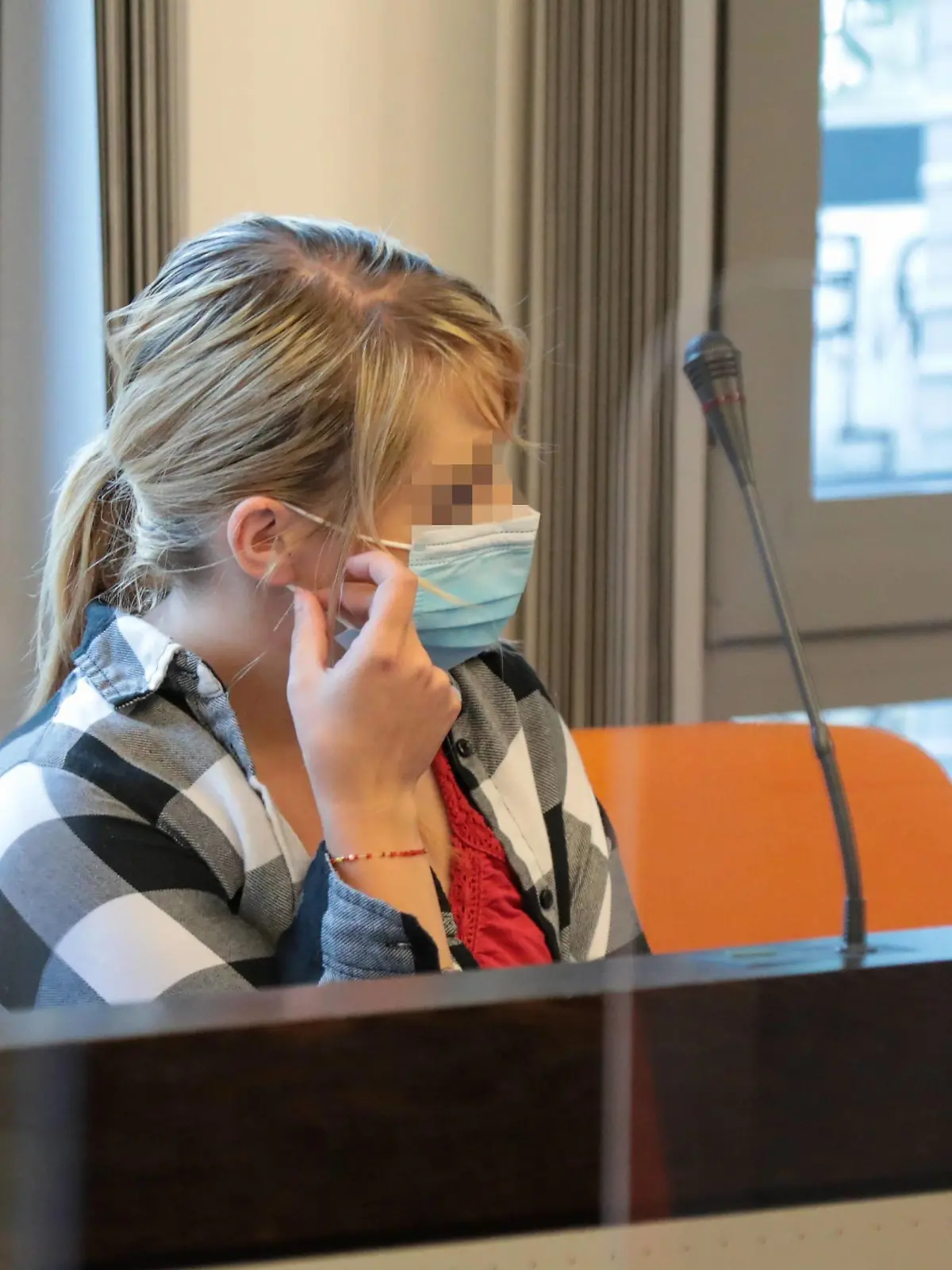 Verhandlung Kindermord Christiane K. auf der Anklagebank im Gerichtssaal. Im Prozess gegen Christiane K. fand der achte Verhandlungstag wegen fünffachen Mordes an ihren eigenen Kindern statt. Der Angeklagten wird vorgeworfen, am 03.09.2020 in ihrer Wohnung in Solingen ihre fünf leiblichen Kinder erst betäubt und dann ertränkt bzw. erstickt zu haben. Drei weitere bekannte Verhandlungstage. Wuppertal, Landgericht *** Trial child murder Christiane K on the dock in the courtroom In the trial against Christiane K, the eighth day of trial for five murders of her own children took place The defendant is accused of having first drugged and then drowned or suffocated her five biological children on 03 09 2020 in her apartment in Solingen Thr 