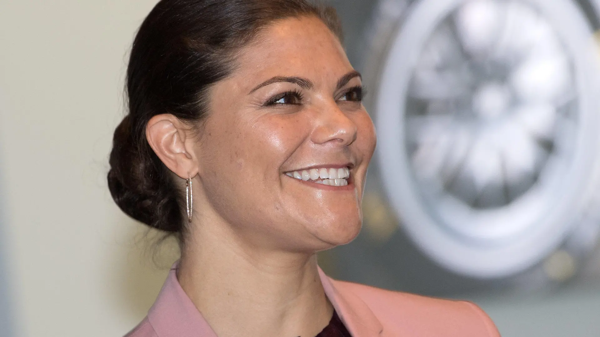 Kronprinzessin Victoria von Schweden unterhält sich am 23.11.2017 am Porsche-Standort in Leipzig (Sachsen) mit Vertretern des Werkes. Die Kronprinzessin informierte sich auf einem bilateralen Seminar von Porsche Leipzig über die Zusammenarbeit von Startups und Smart Industry. Foto: Hendrik Schmidt/dpa-Zentralbild/dpa +++(c) dpa - Bildfunk+++