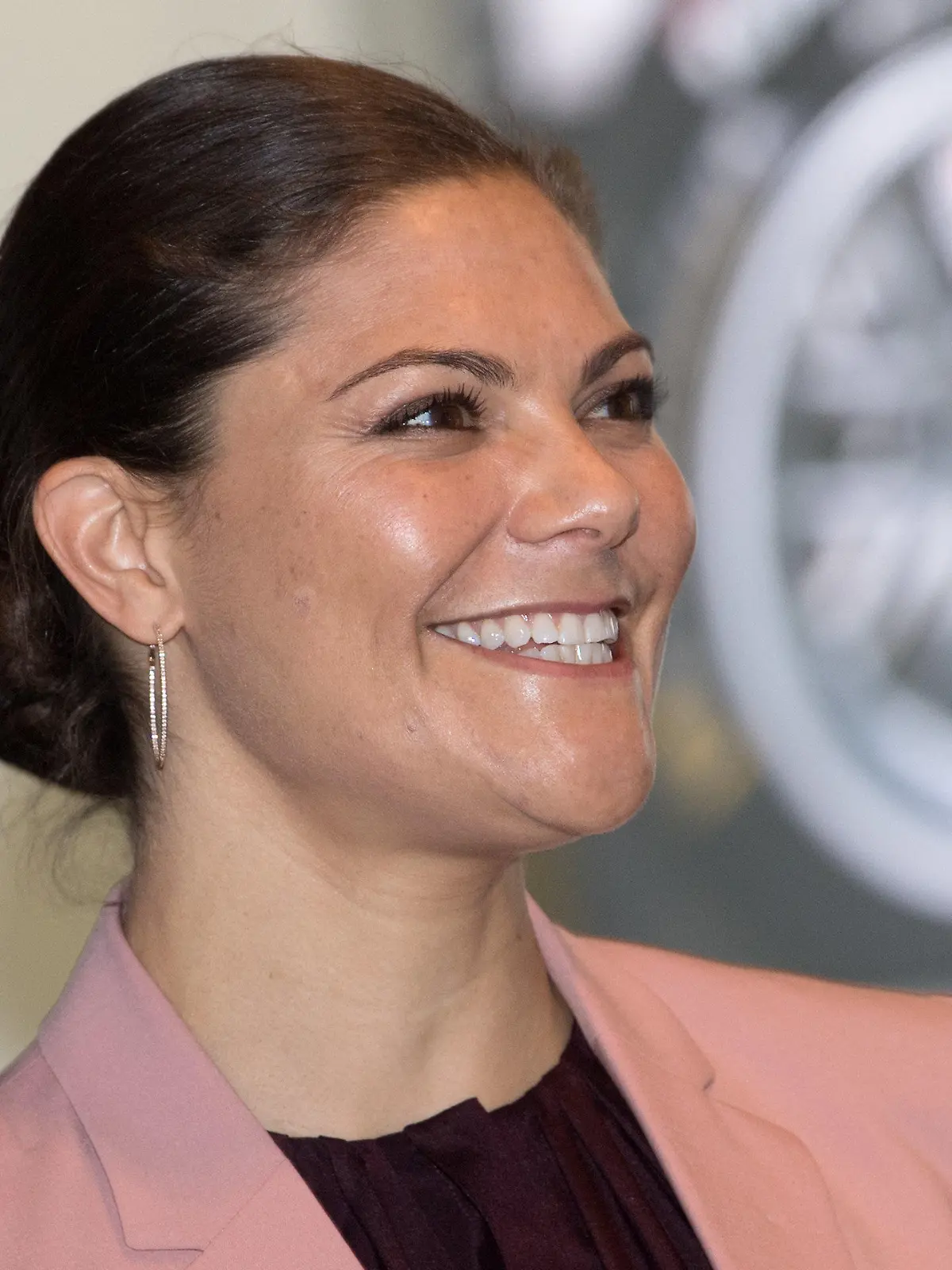 Kronprinzessin Victoria von Schweden unterhält sich am 23.11.2017 am Porsche-Standort in Leipzig (Sachsen) mit Vertretern des Werkes. Die Kronprinzessin informierte sich auf einem bilateralen Seminar von Porsche Leipzig über die Zusammenarbeit von Startups und Smart Industry. Foto: Hendrik Schmidt/dpa-Zentralbild/dpa +++(c) dpa - Bildfunk+++