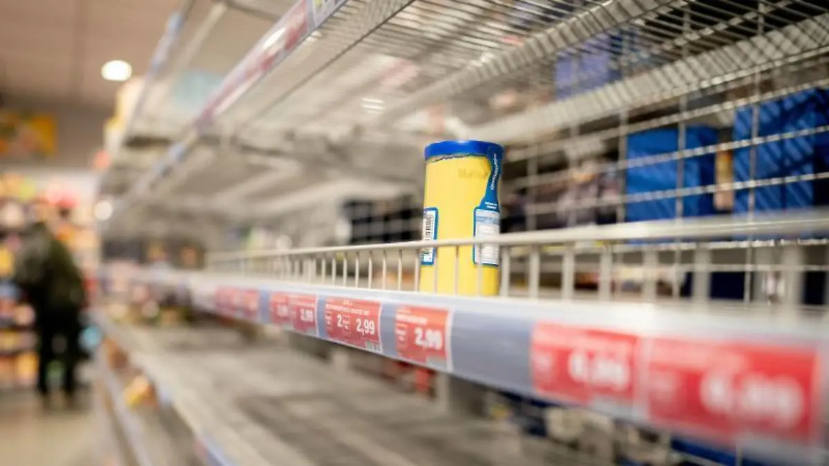 Leeres Supermarktregal