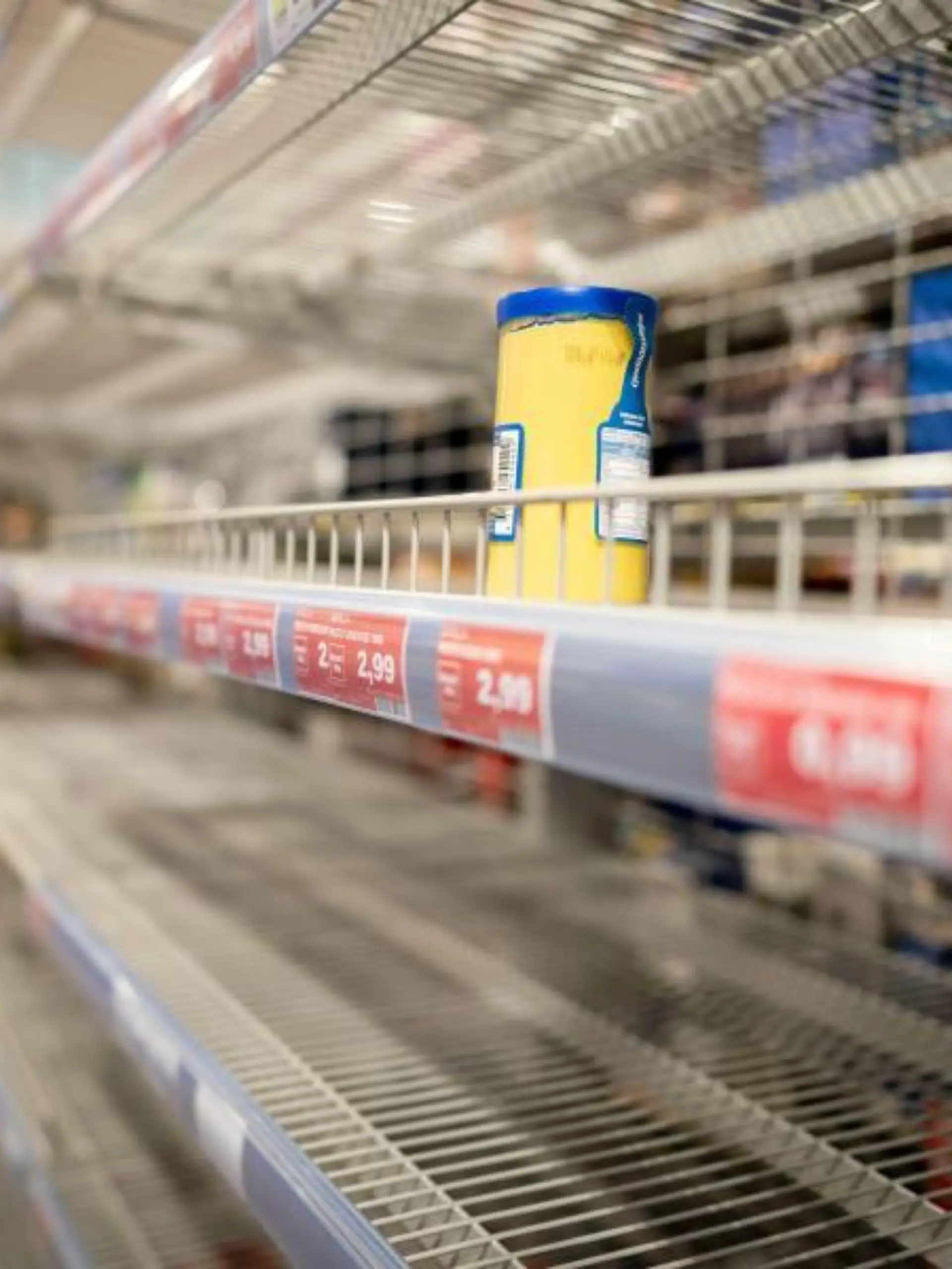 Leeres Supermarktregal
