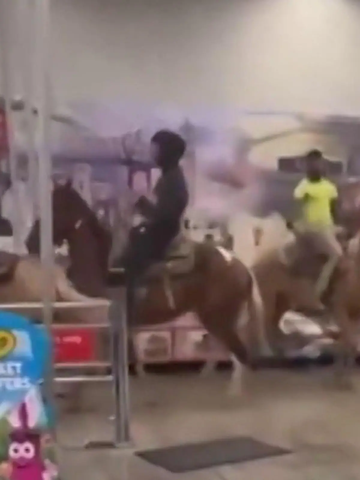Bild zu: "Cowboys stürmen Supermarkt – nun droht ihnen Haftstrafe"